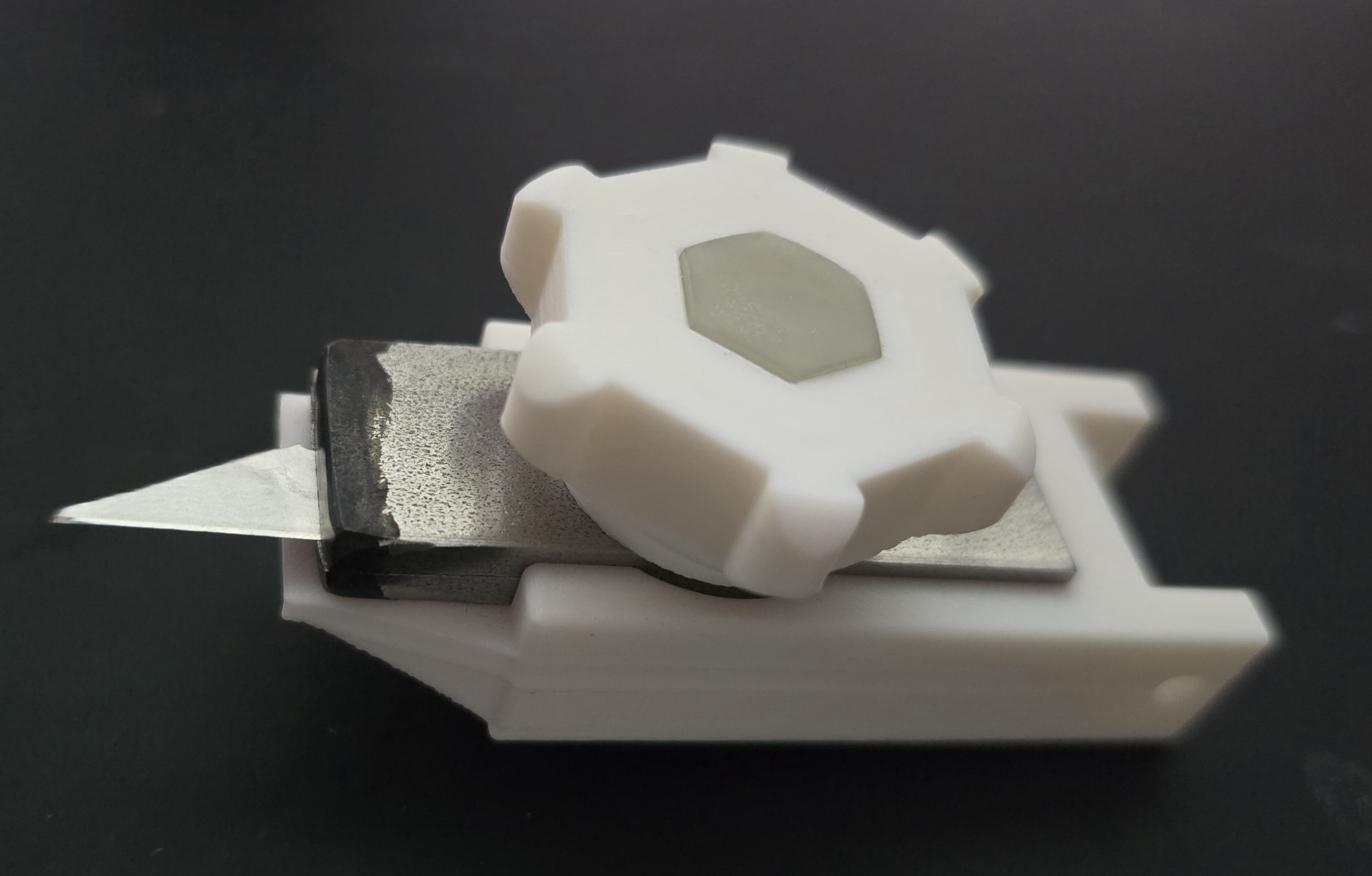 Clamp for flat small objects