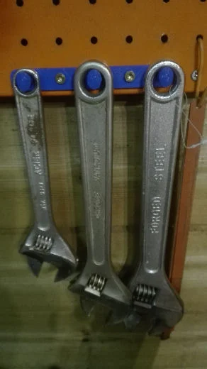 support de clé a molette. Adjustable wrench holder