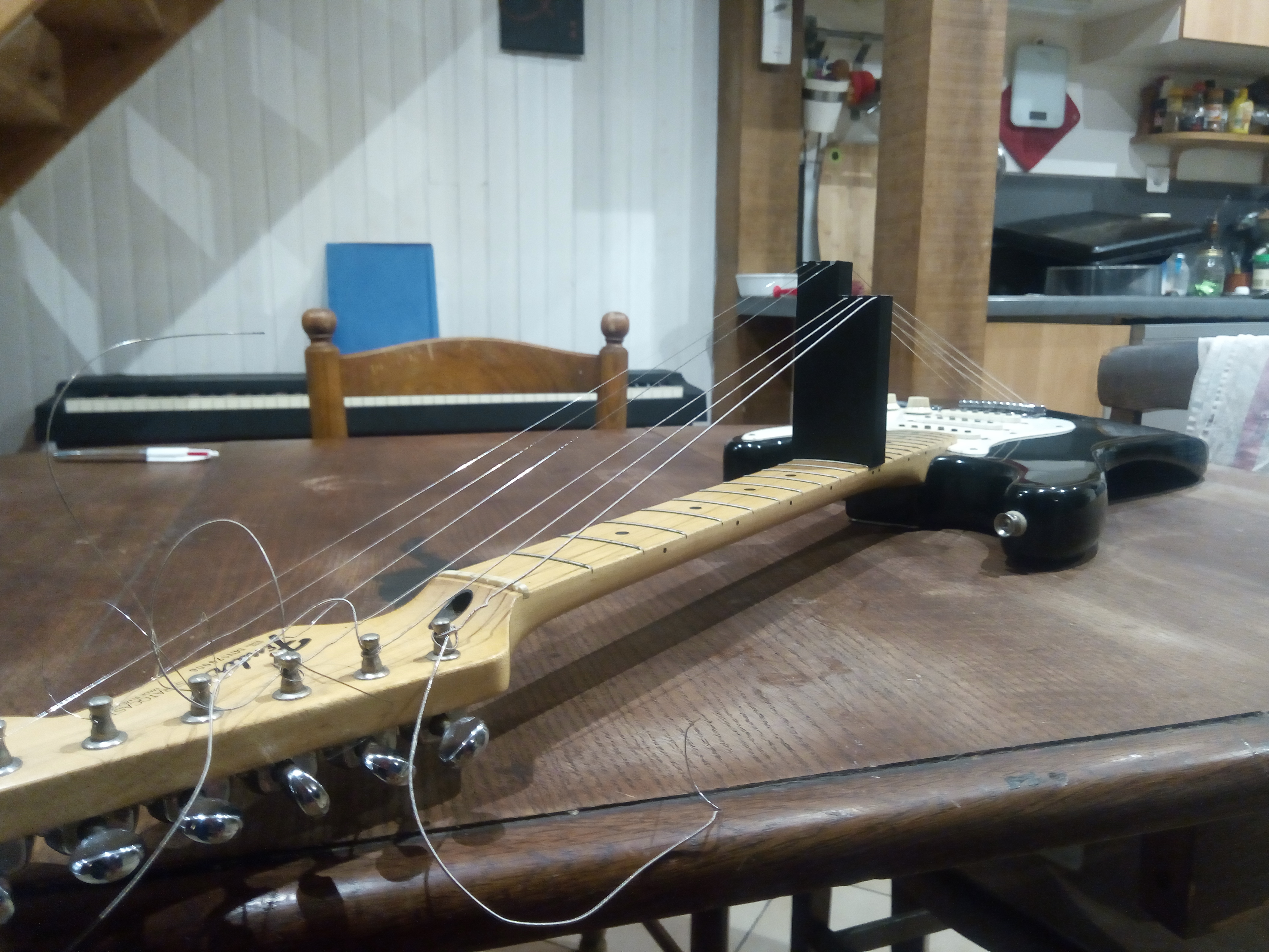 Chock for guitar string changes (cale pour changement cordes de guitare)