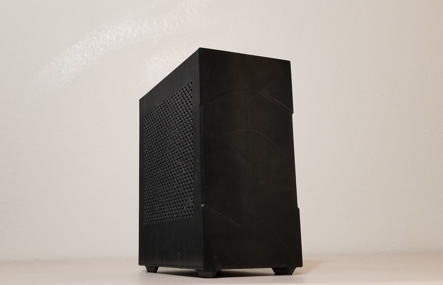 4.7L Mini ITX case, easily printable (2 major pieces), sandwich layout, no extra thread inserts, standoffs or feet required