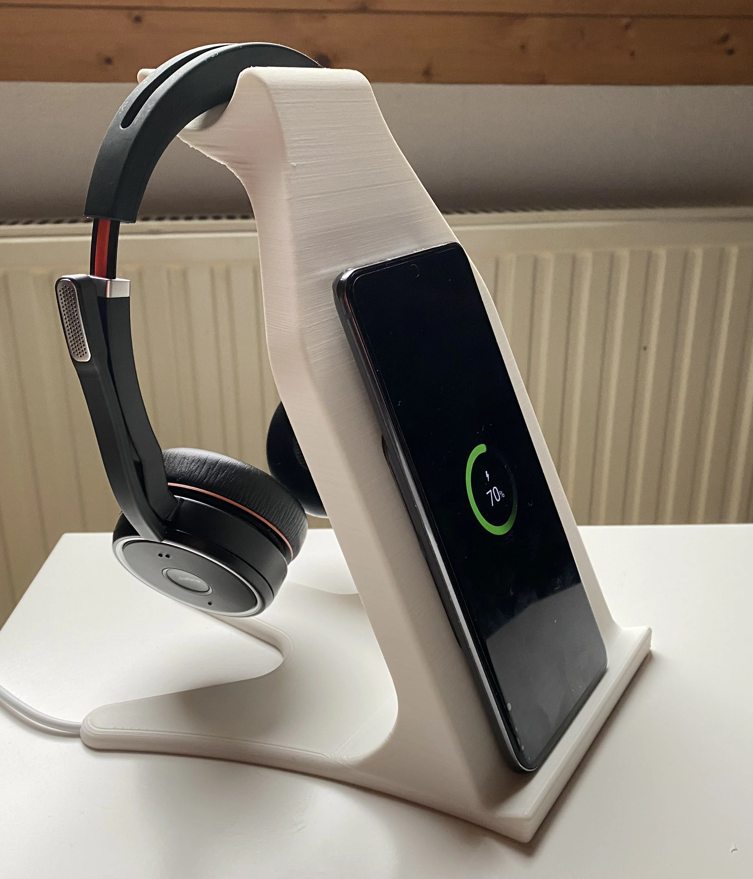 Halterung für Headset und Smartphone mit wireless charger