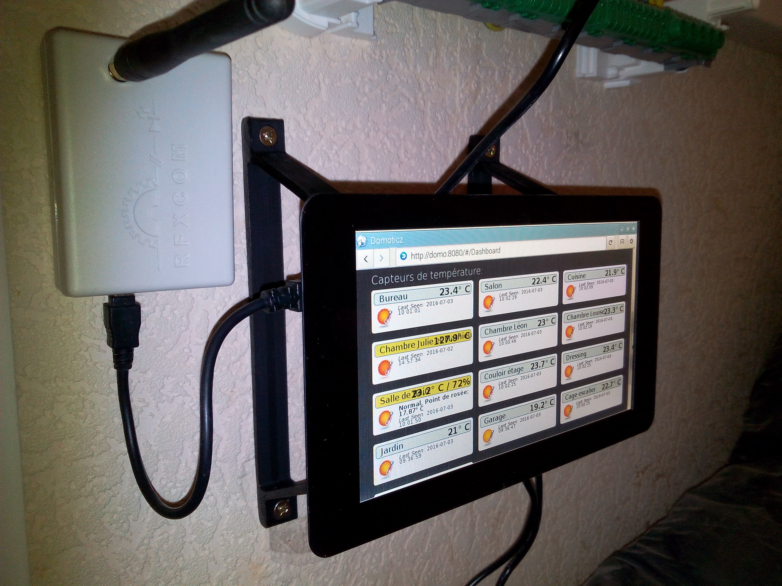 Raspberry Pi Official 7 Inches Touchscreen Simple Wall Mounting
