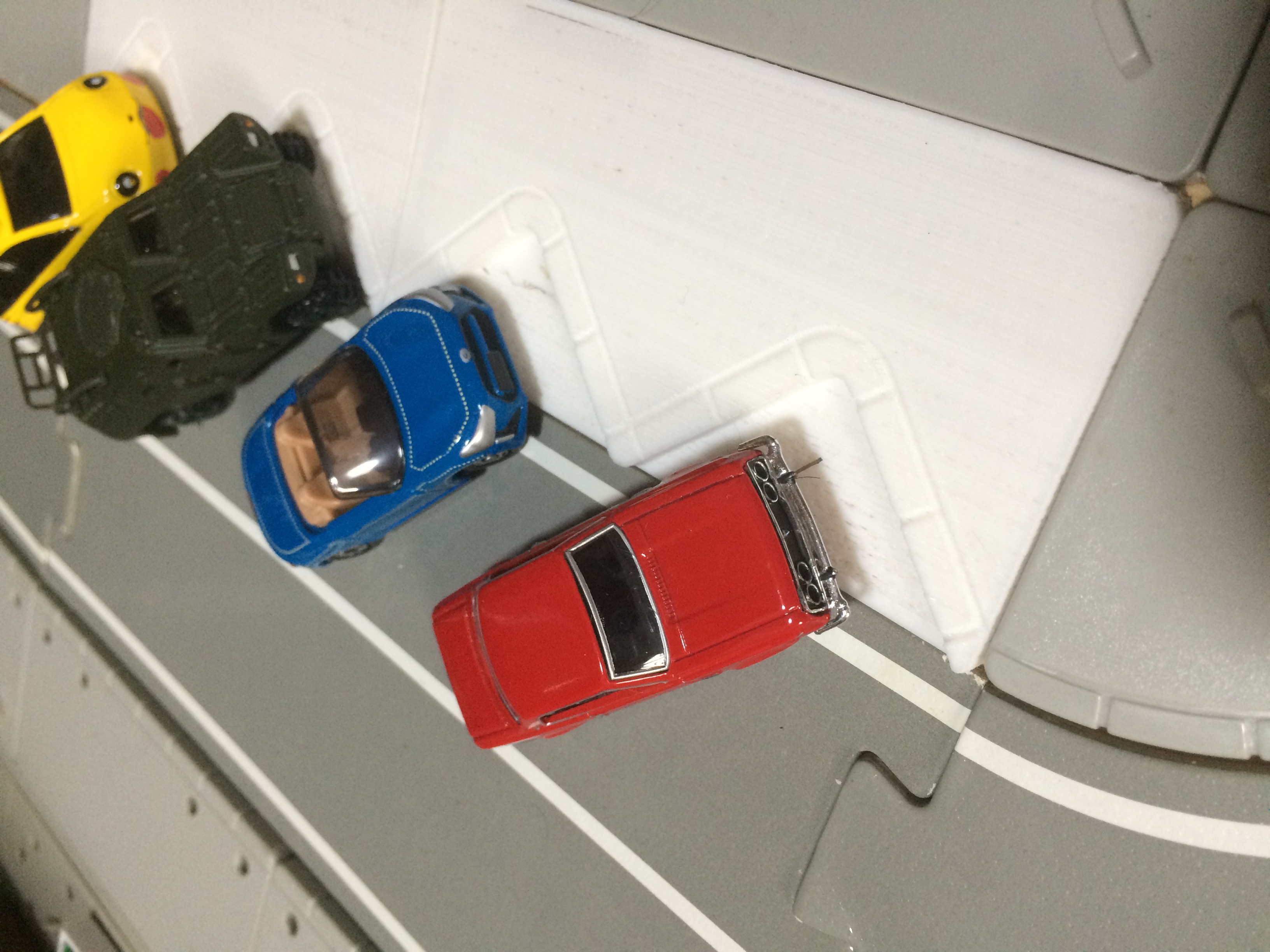 Diagonal parking lot walkway for tomica town
