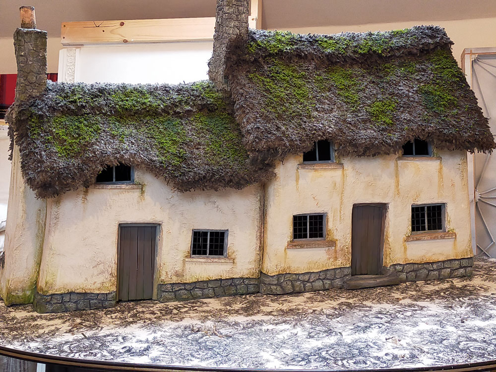 Tudor windows and door frames in 1:12