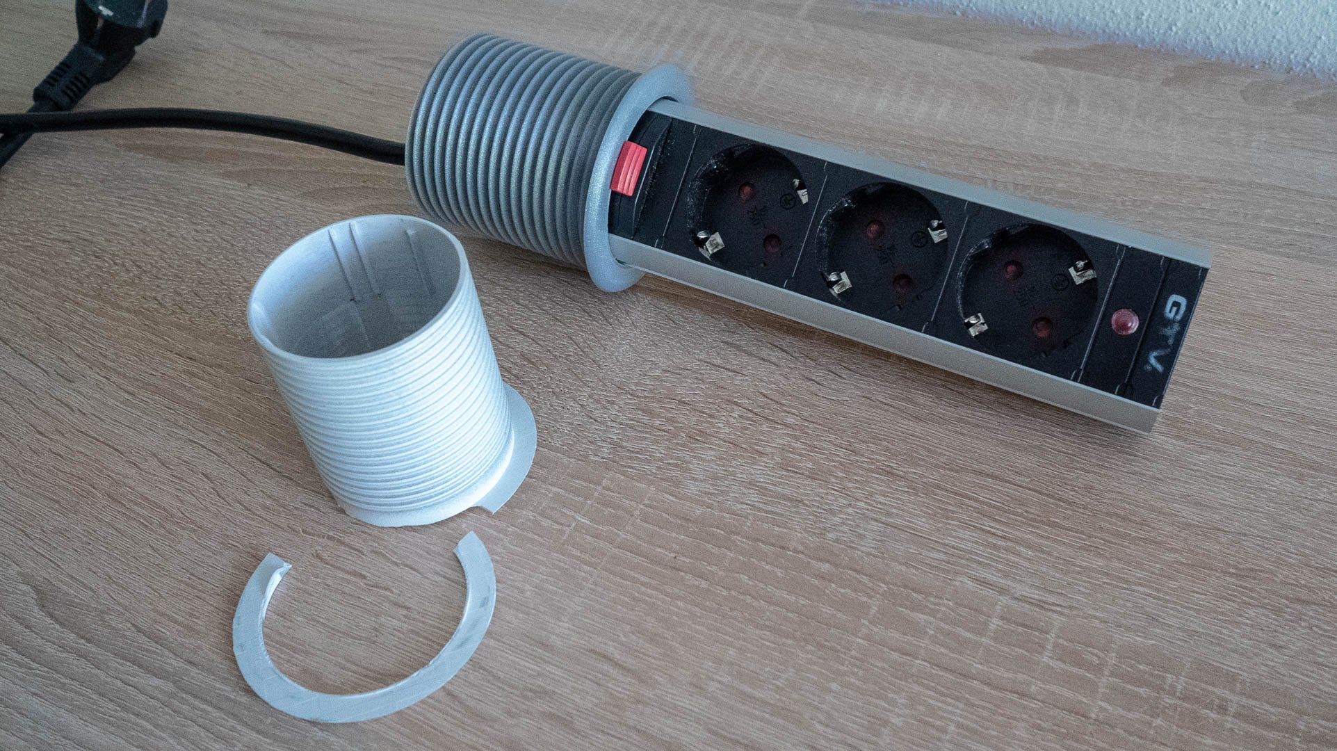Housing for retractable (pull-out) electrical socket GTV