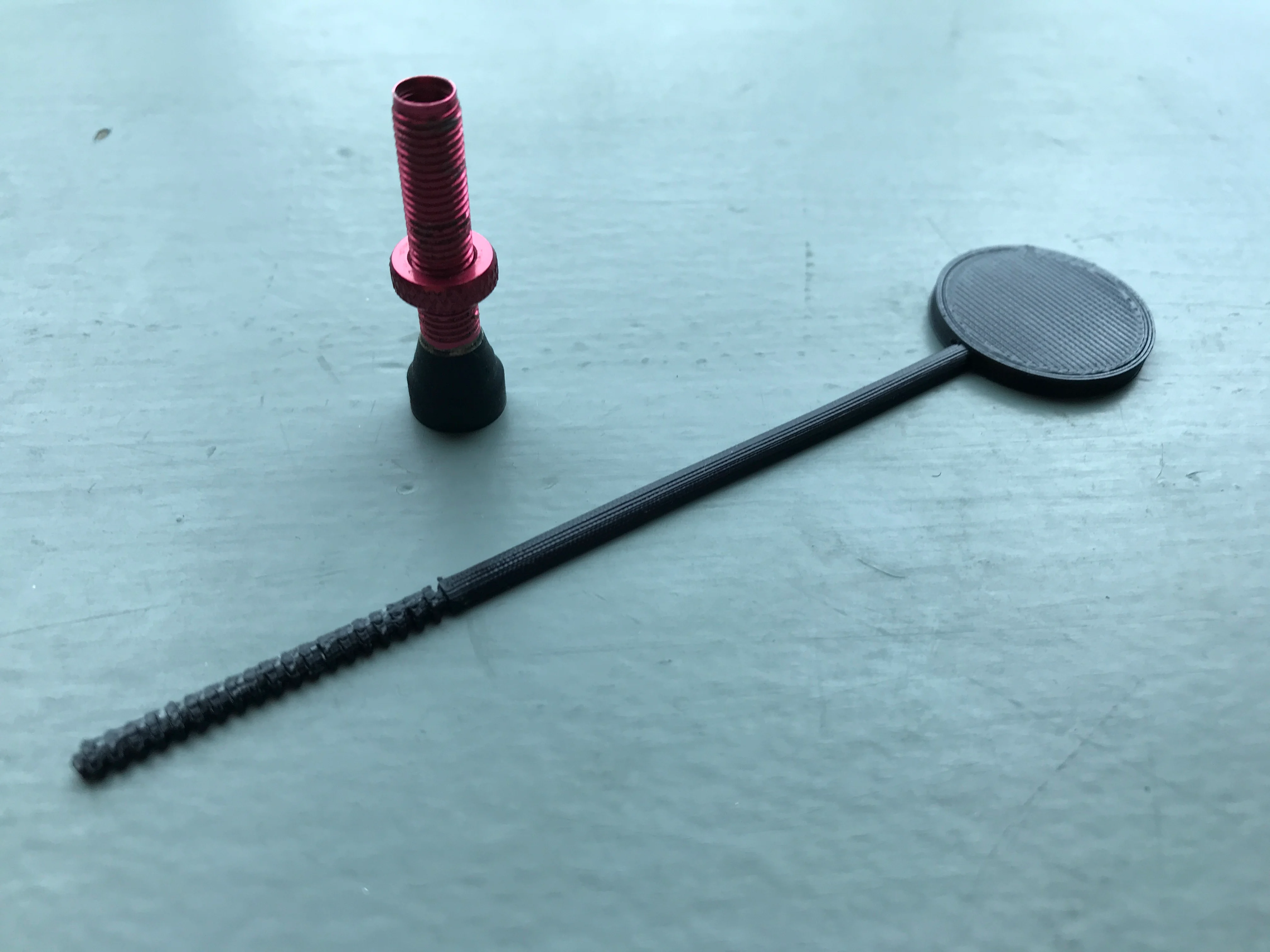 Tubeless sealant dipstick for bicycles