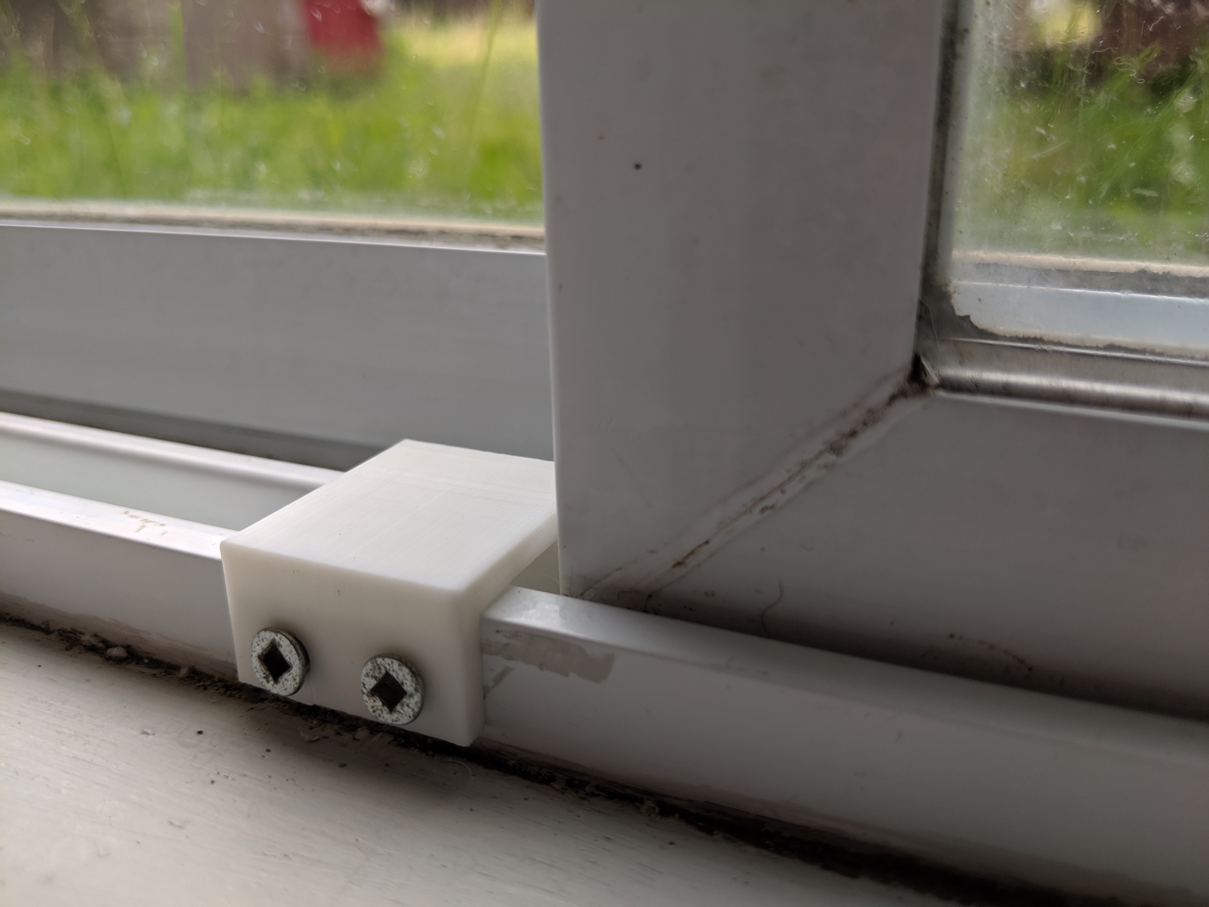 Sliding window stopper / Arrêt pour fenêtre coulissante