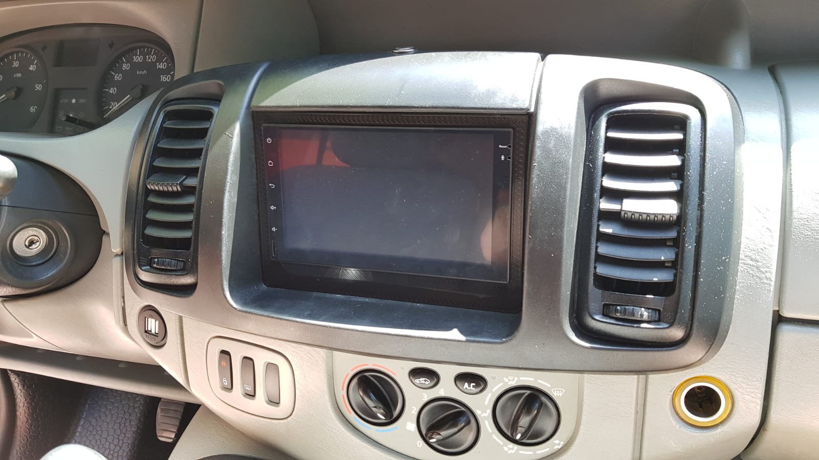 Renault Trafic 2 din radio embellisher
