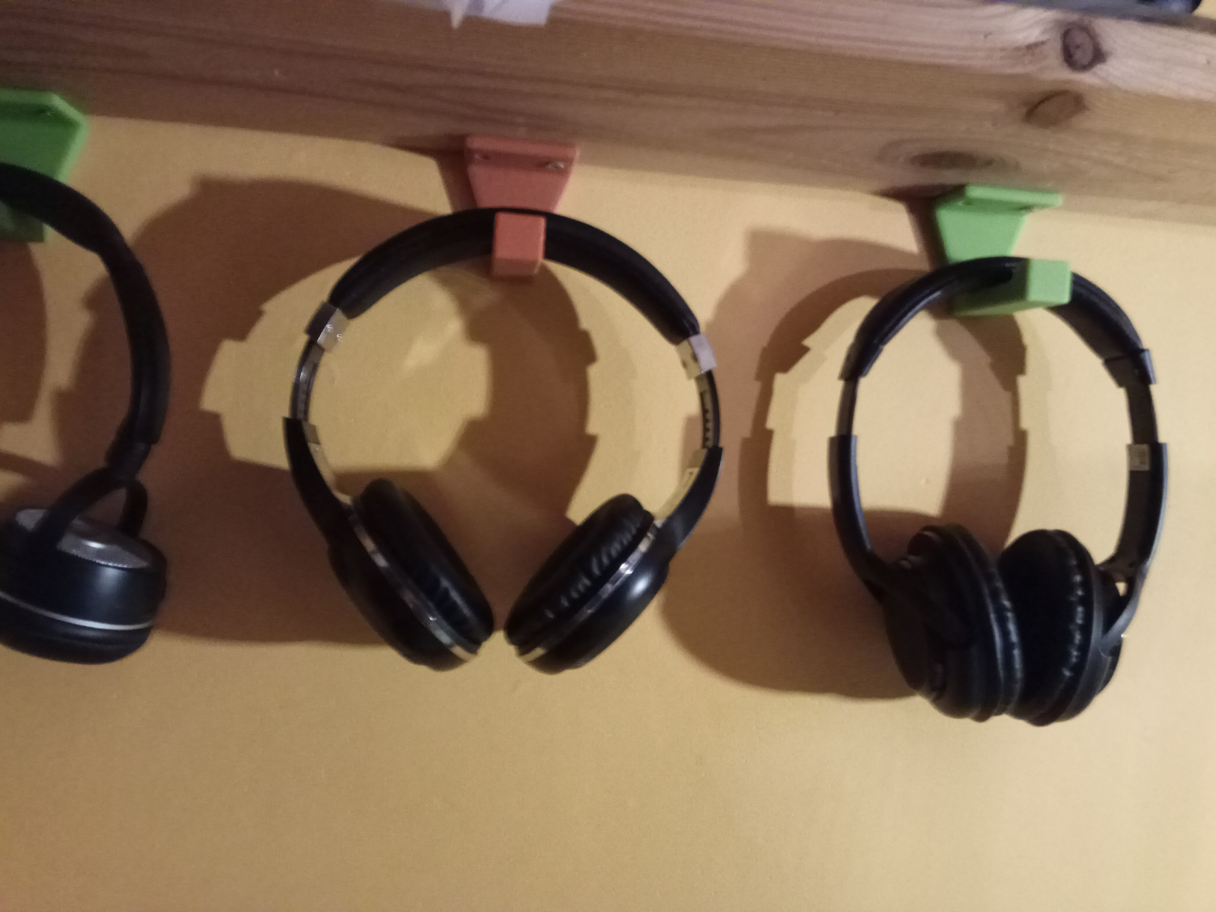 handle for headphones holder