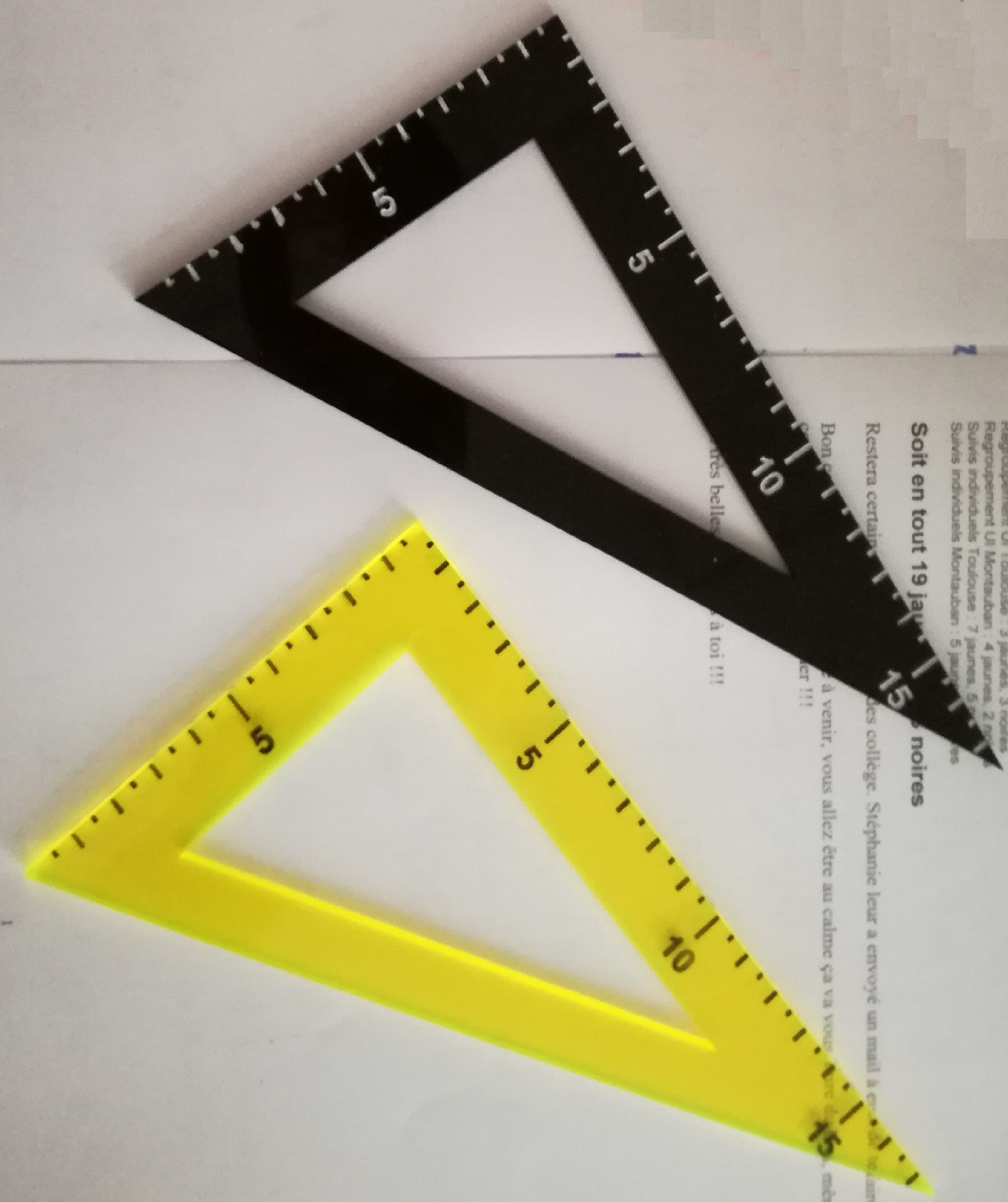 équerre avec caractères agrandis pour élève déficient visuel lasercut