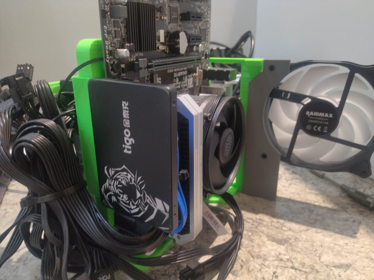 Rear SSD Mount for Versatile PC Testbench Case