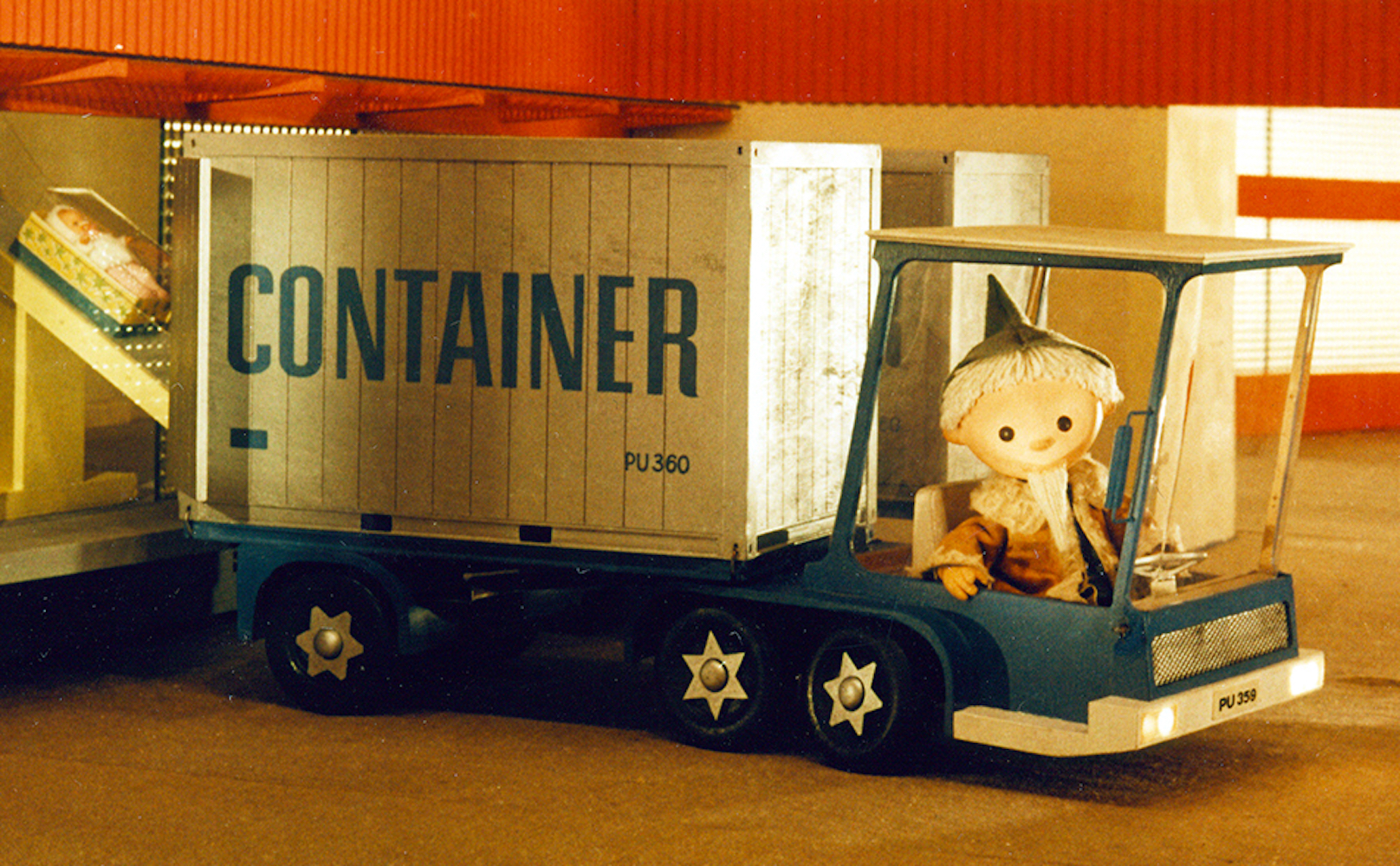 Sandmann (Jon Blund) truck w container trailer