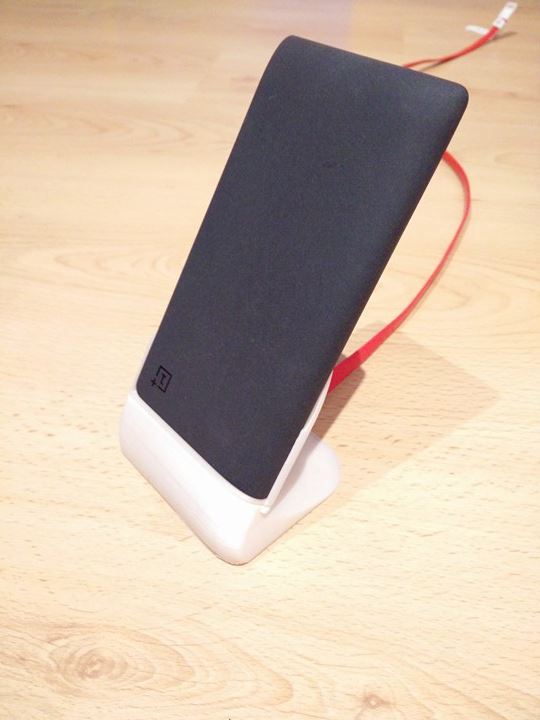 Staander voor OnePlus powerbank op te laden.