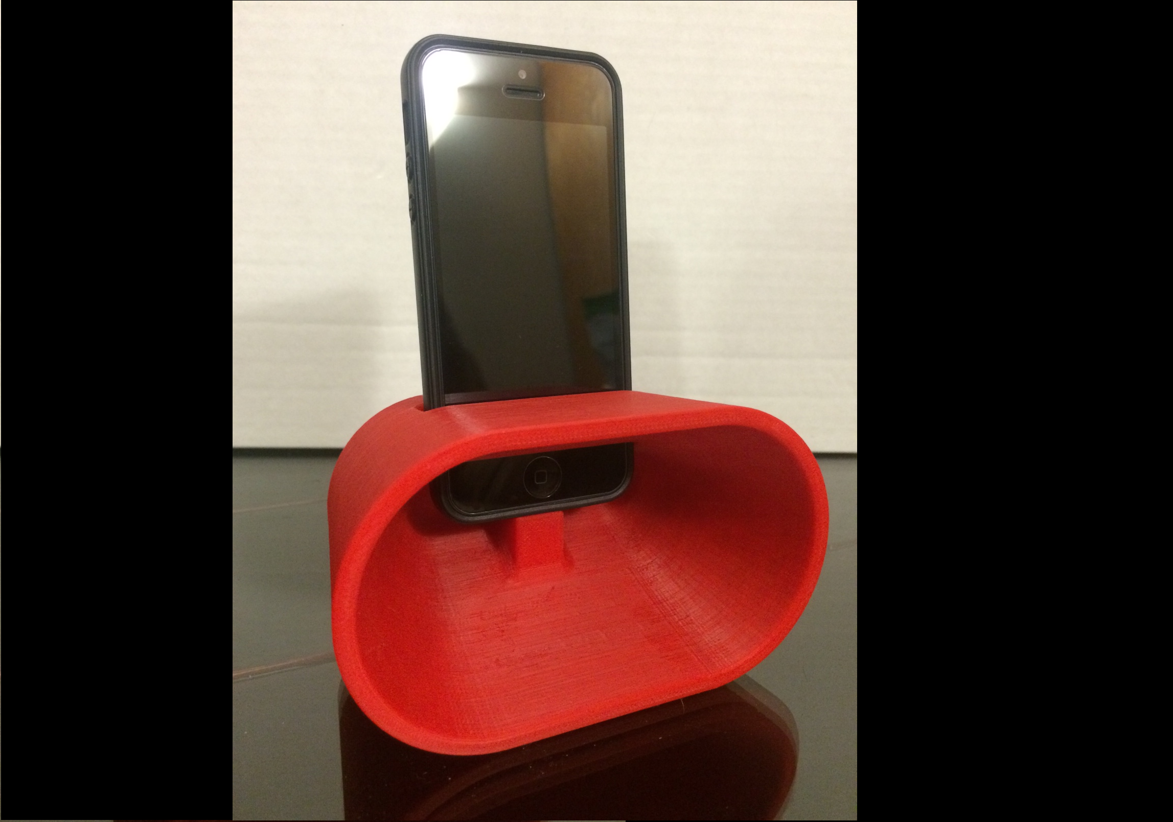 Phone amplifier using parabolic focal point