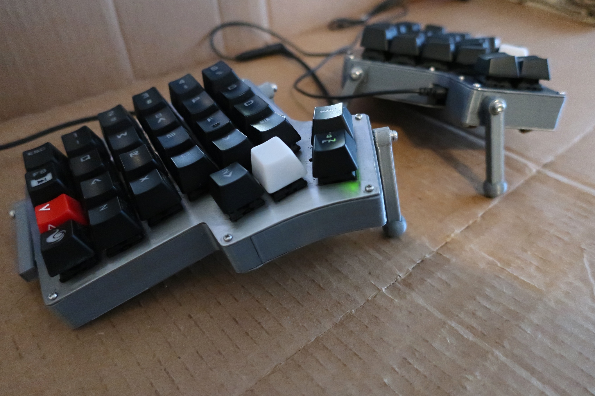 Keebio Iris v2.5+ middle layer with 3D-printed tenting legs