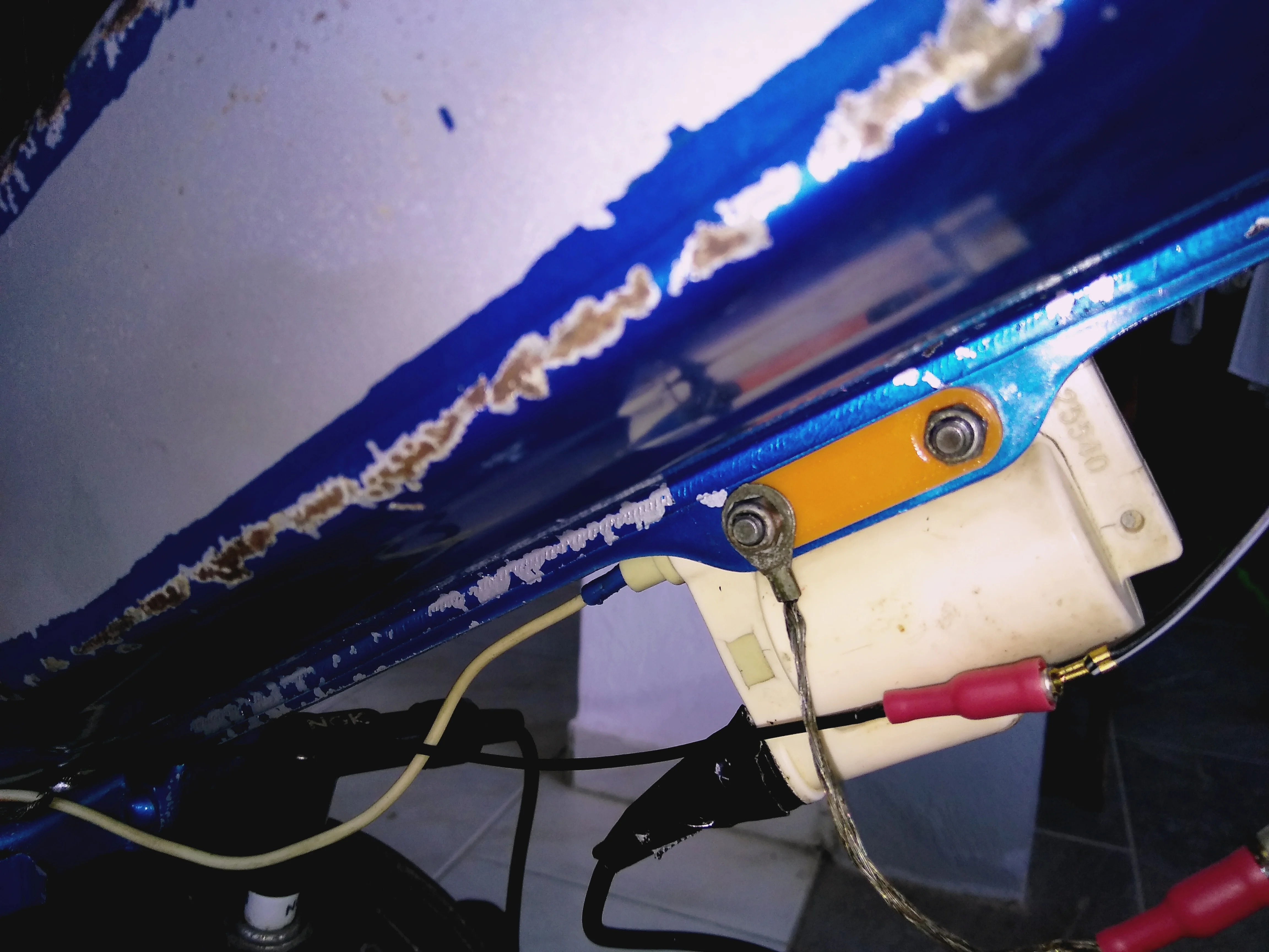 MBK AV7 Entretoise Isolation Bobine HT/ HT Coil Insulation Spacer