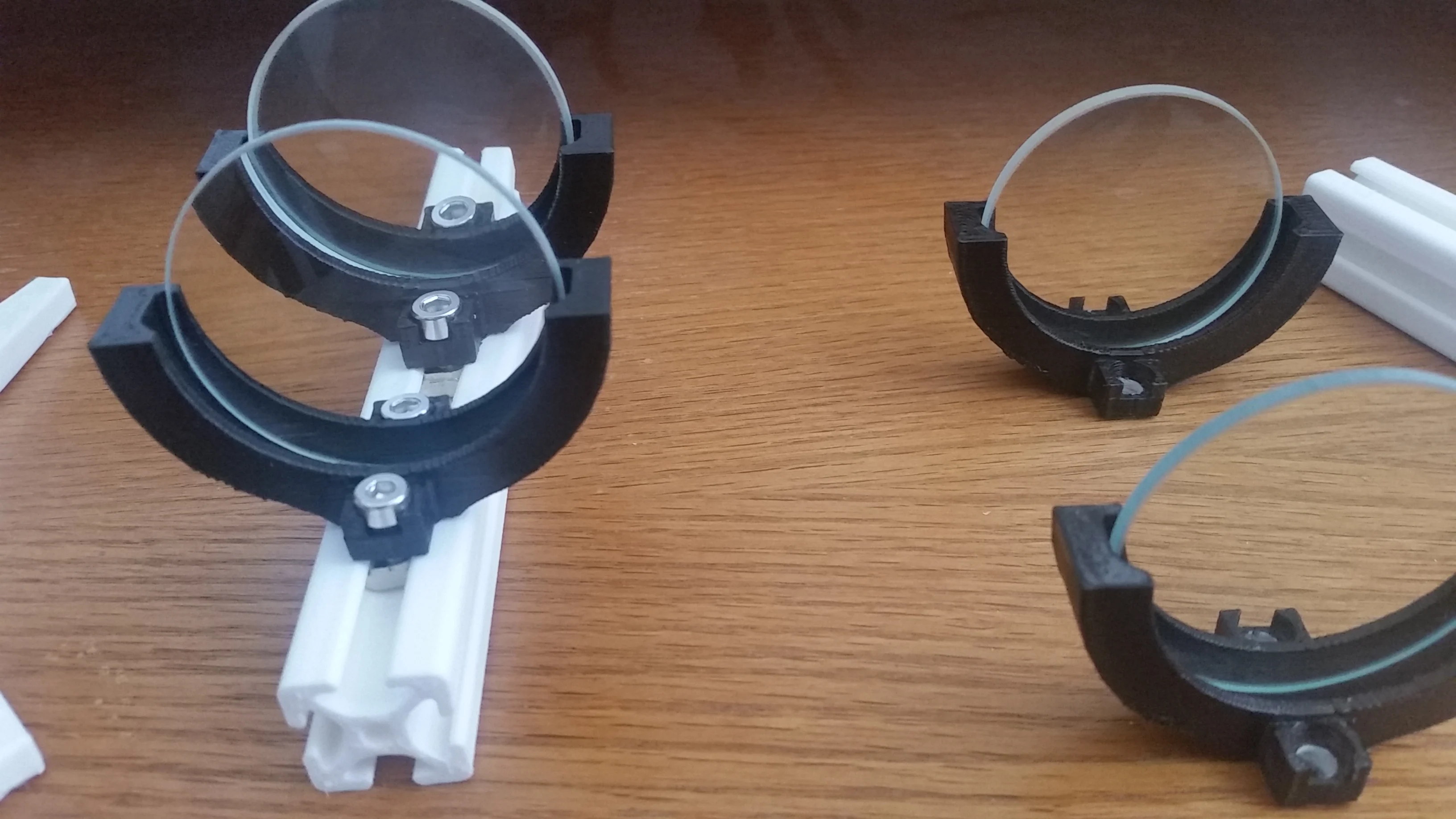 Freestanding or T-slot lens holder for 50mm lenses