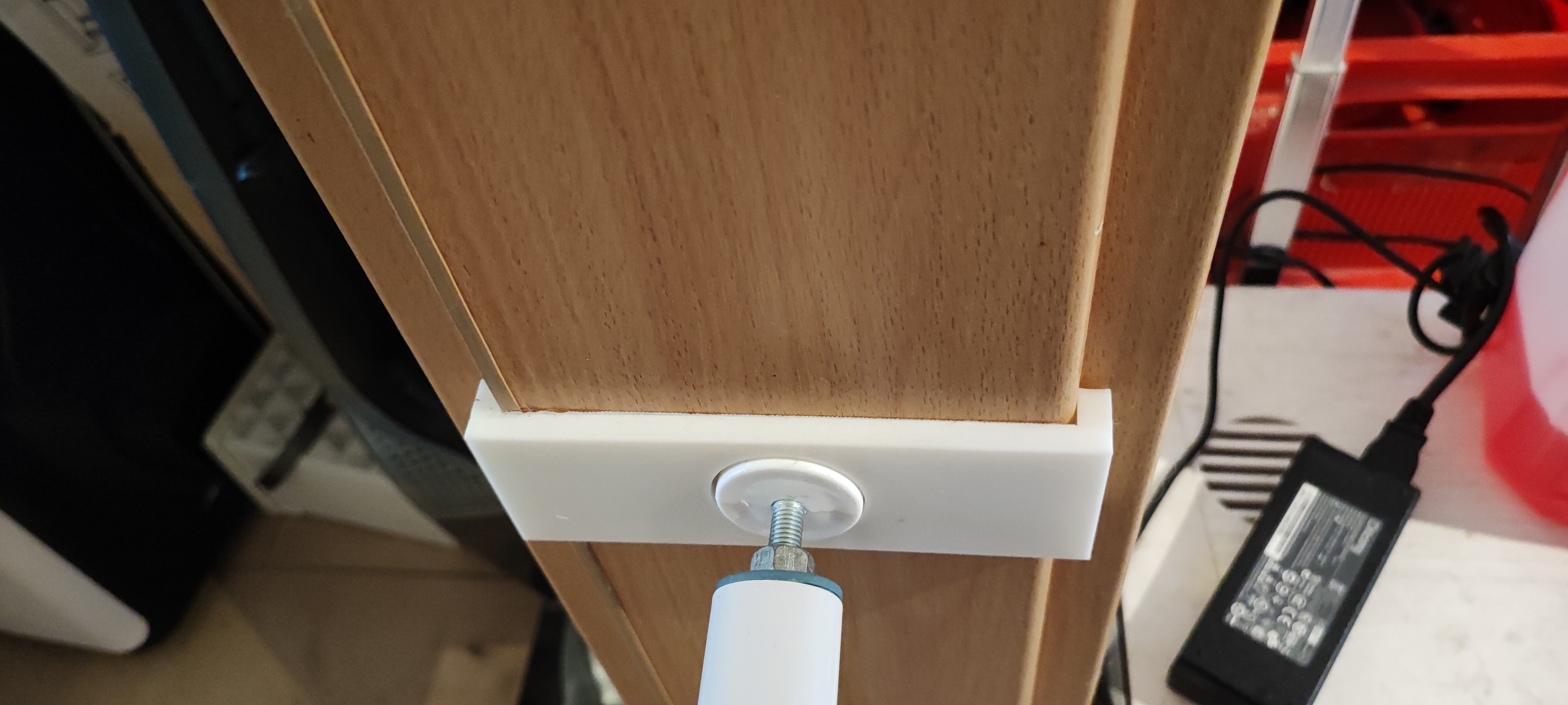 Children´s door gate holder