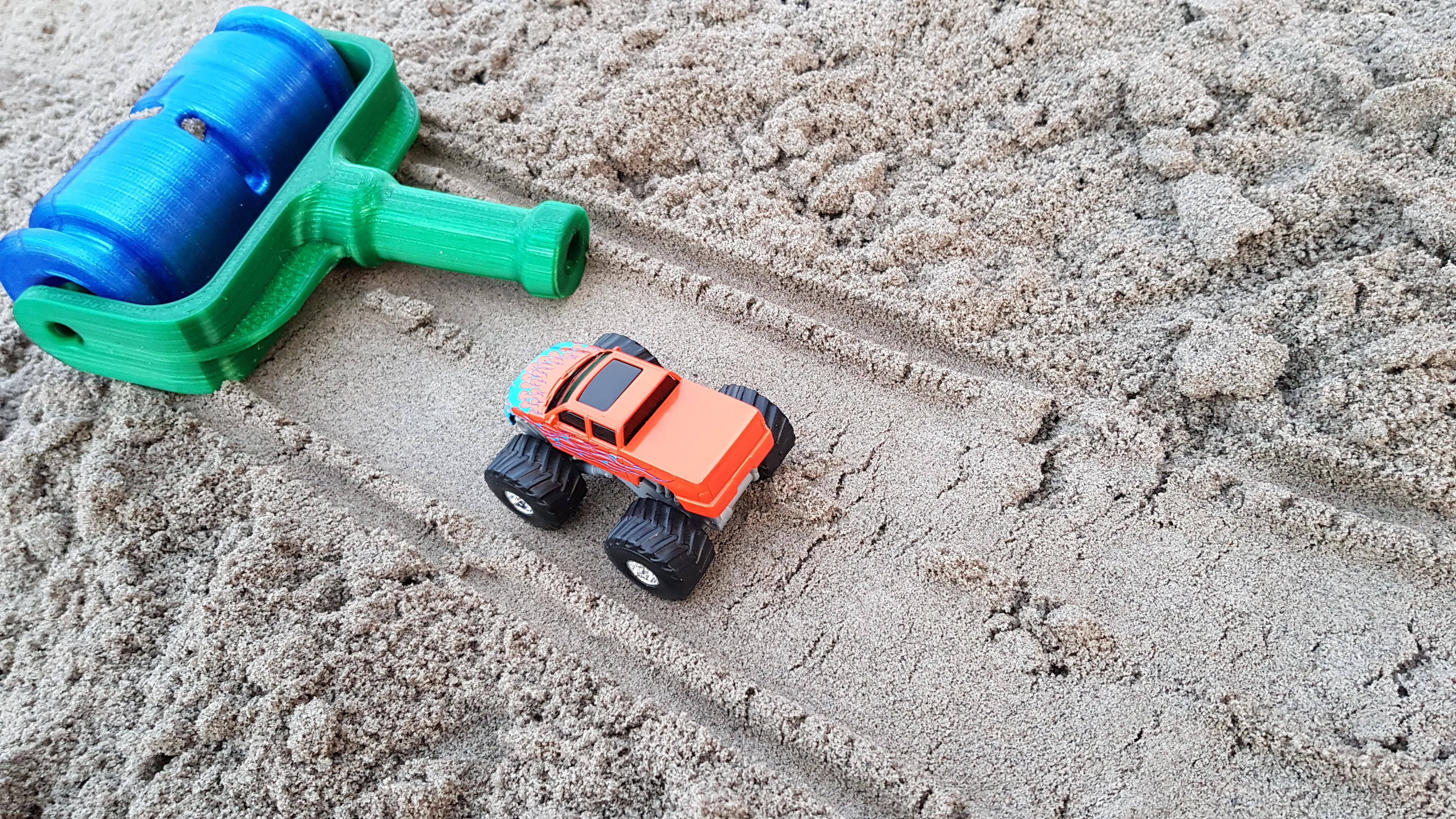 Sandbox road roller