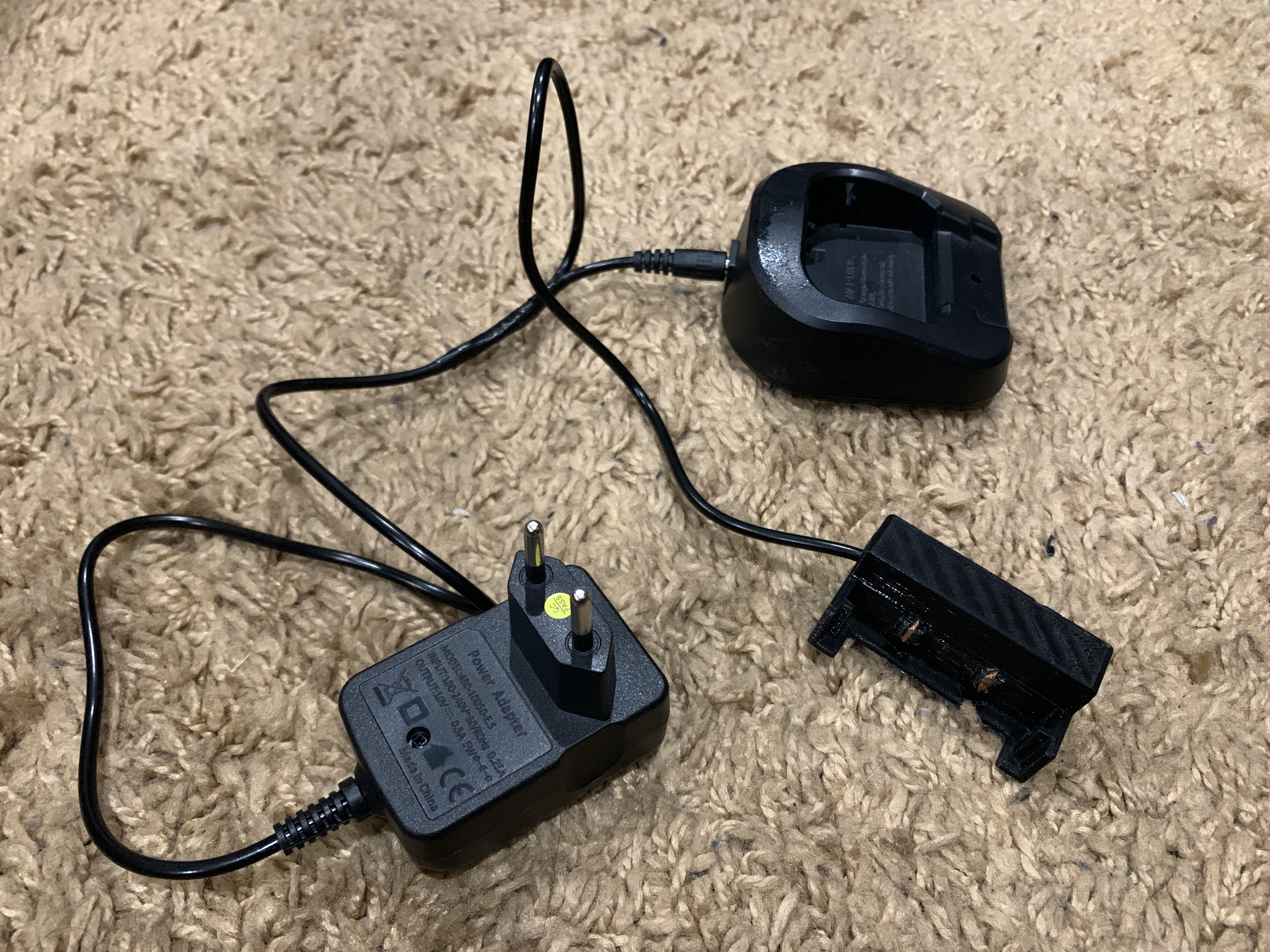 Baofeng UV5R good charger + stand