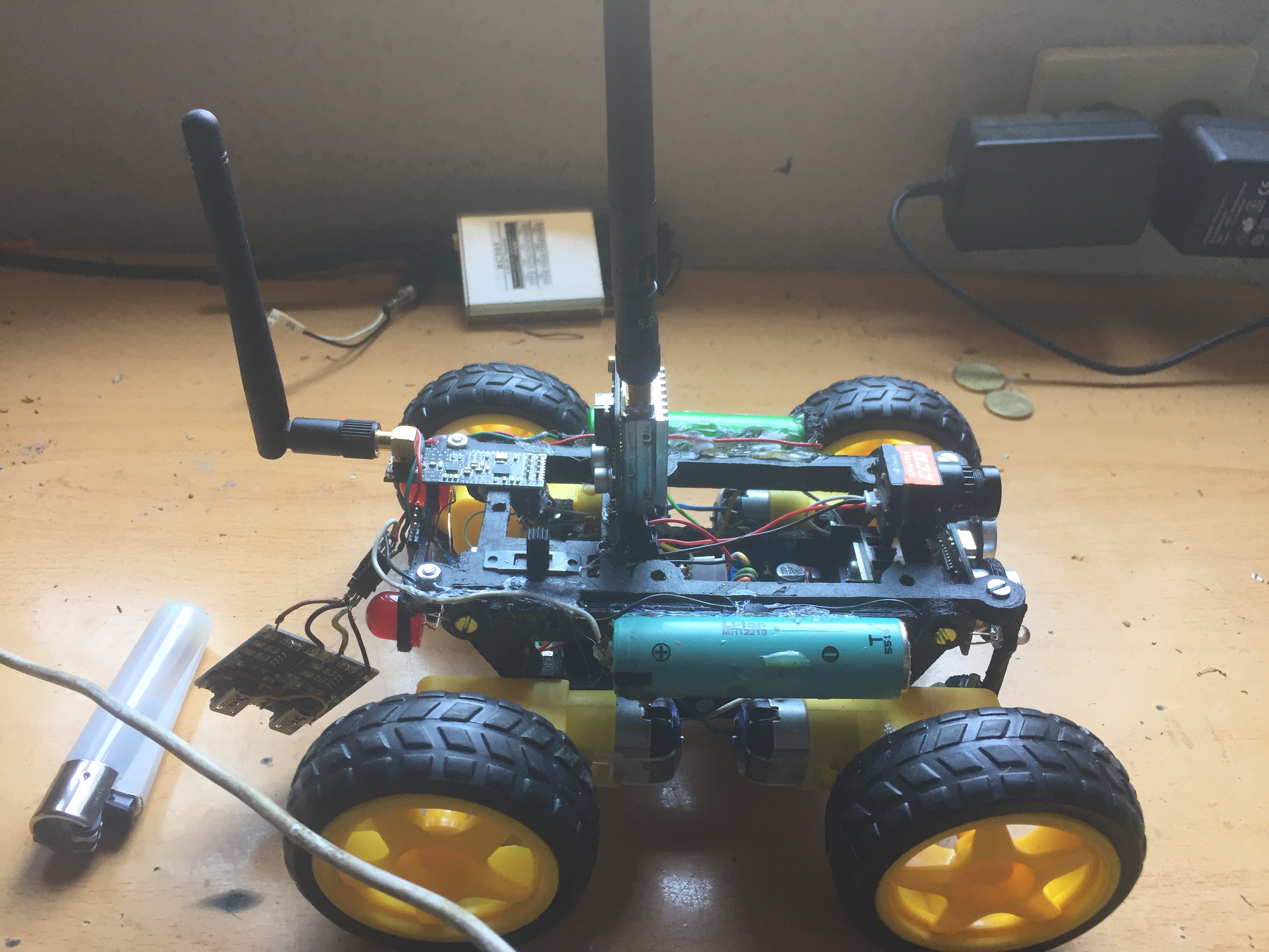 cochecito fpv con motor dc amarillo