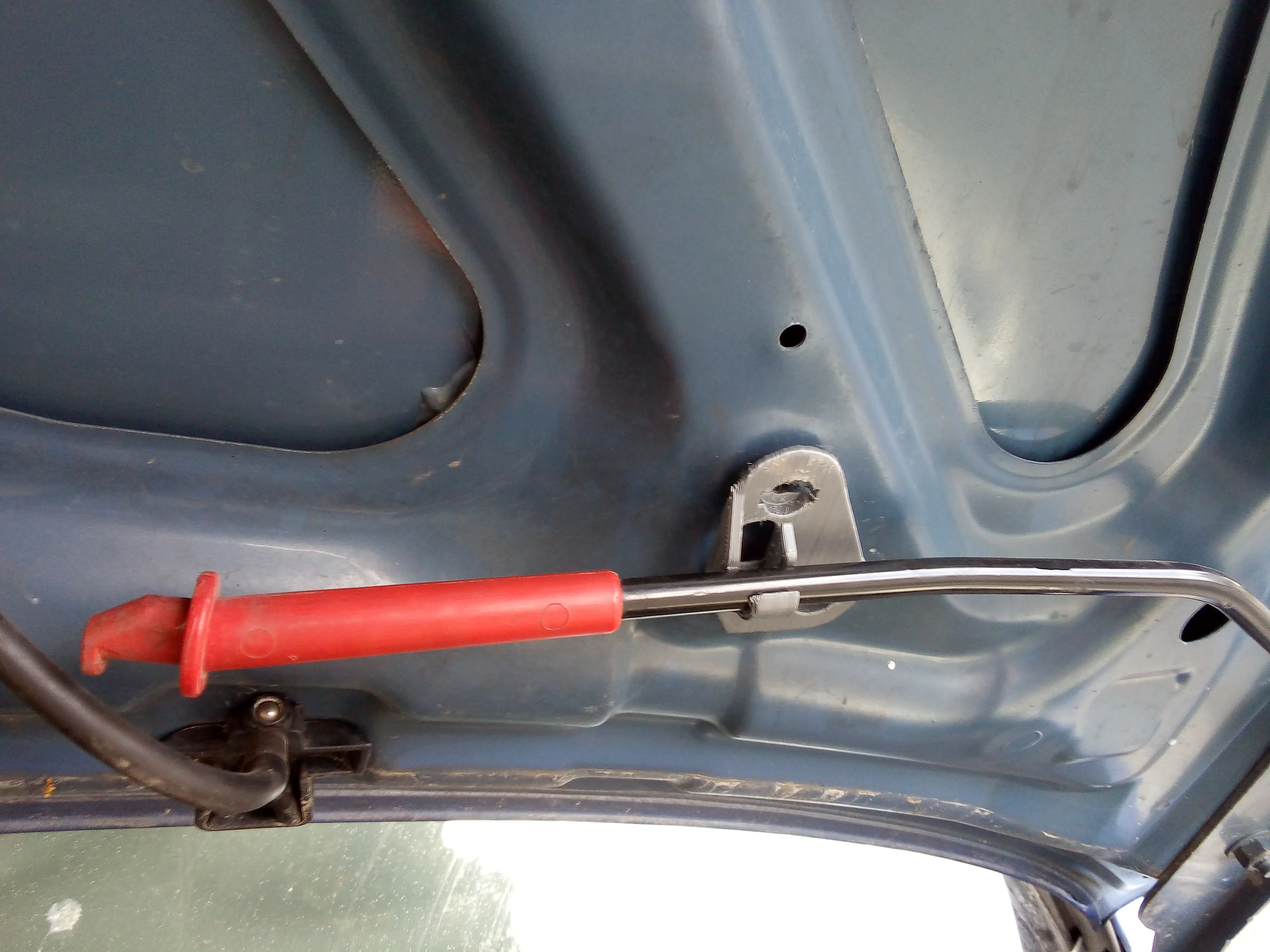 Nissan Micra K12 - hood prop retaining clip