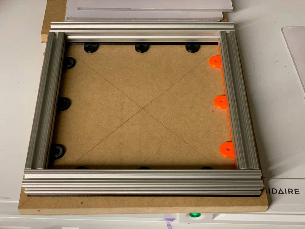 8020 series 10 mounting rail for Display cases