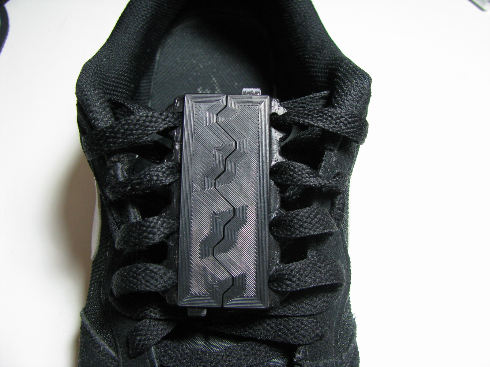 Mechanical shoelace closures