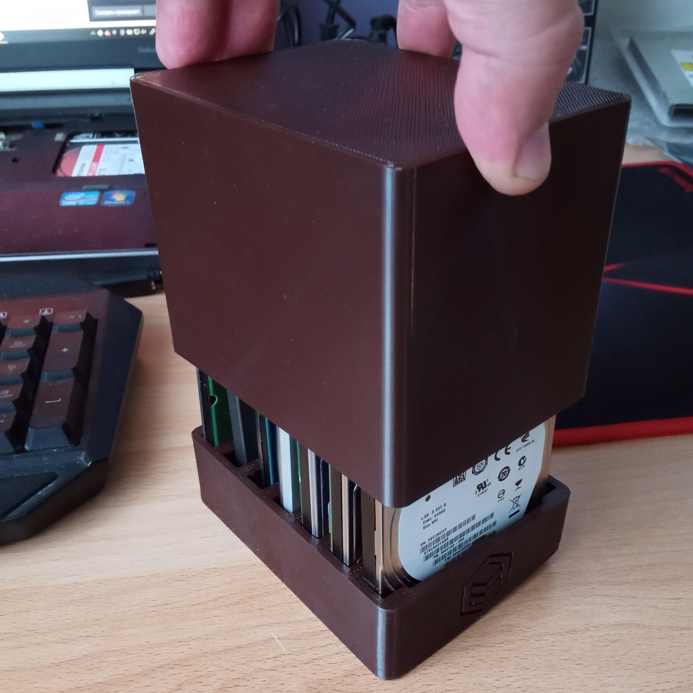 Dust cover for original 2.5 HDD storage box by n3rding