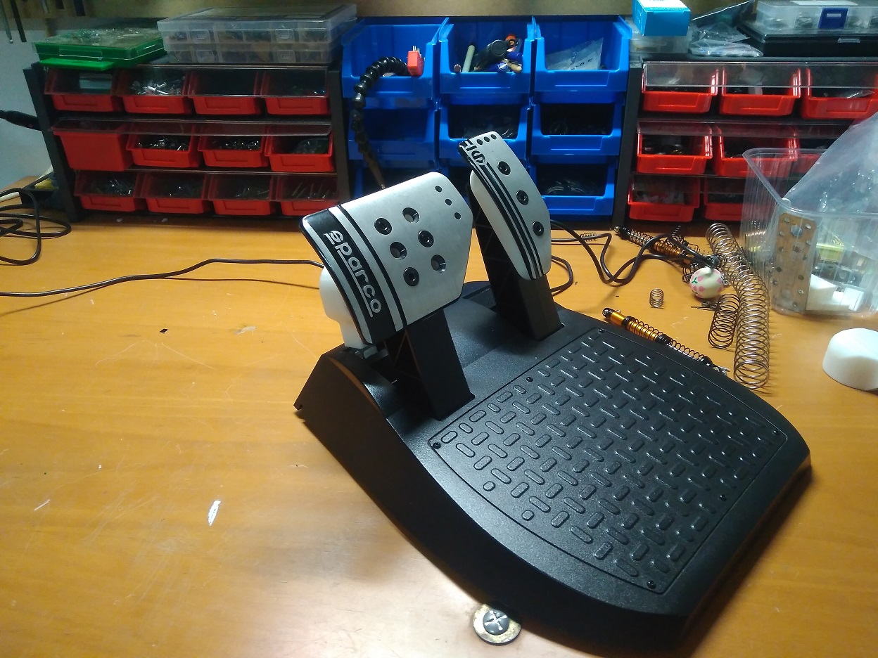 Metallic pedal pads adaptor for Thrustmaster