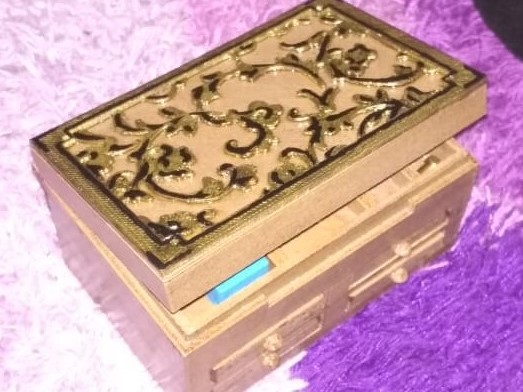 Jewellery box with flourish