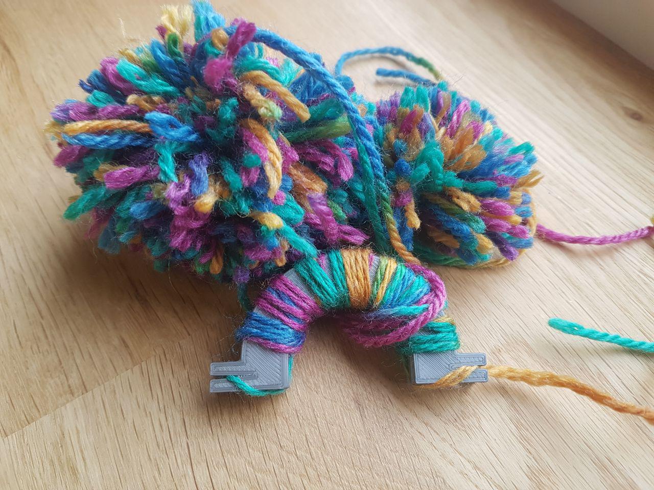 Pom pom maker thingi (dusketing :-)