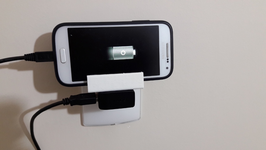 Smartphone charger support / Suporte de tomada para carregador de celular
