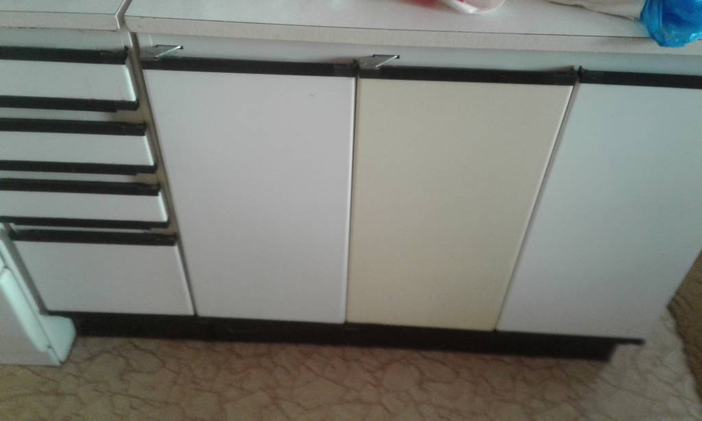 Rukojeť na starou plechovou komunistickou kuchyň