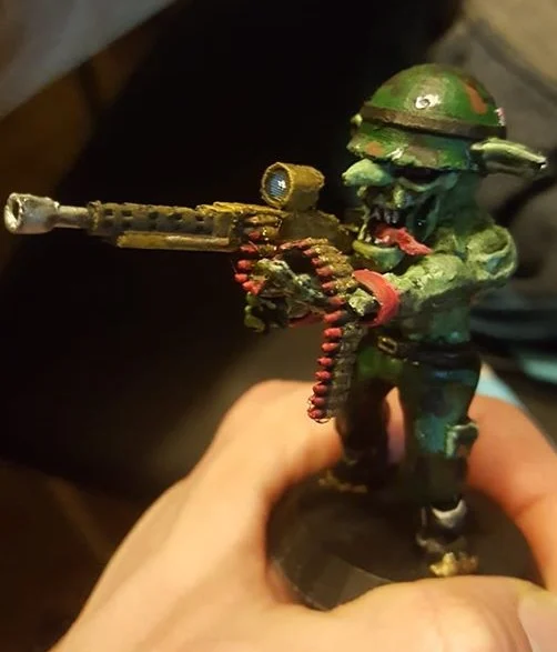 Goblin, Gobbo, Gretchin, Grot MG 5 holding Bulletchain
