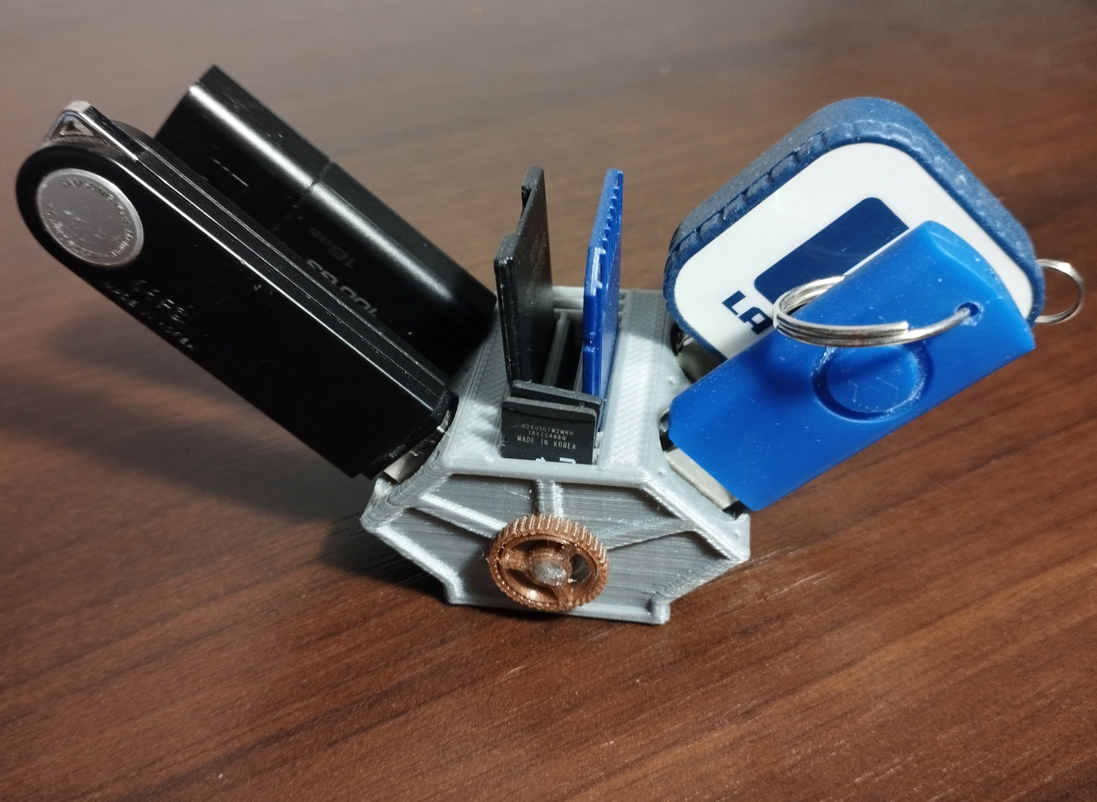 Pendrive holder in the shape of a car engine