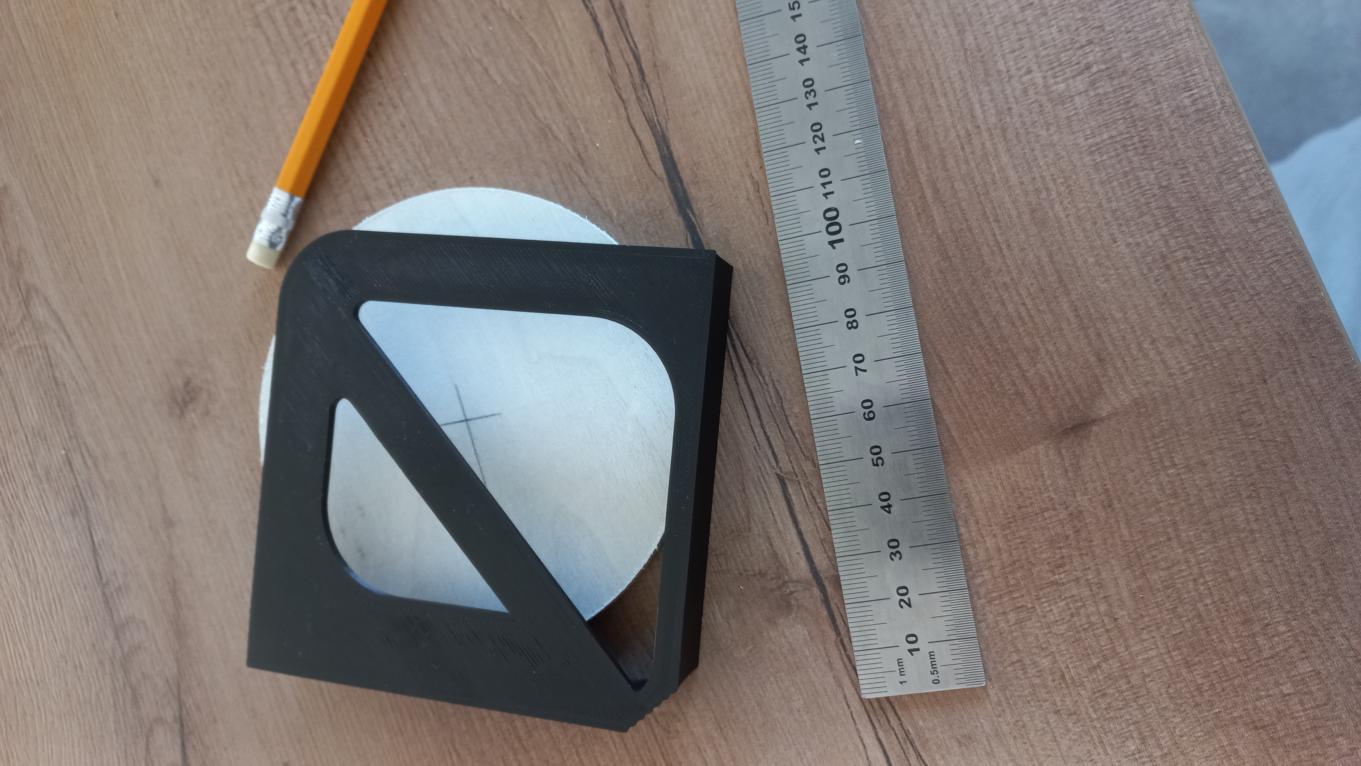 Center finder for round surfaces