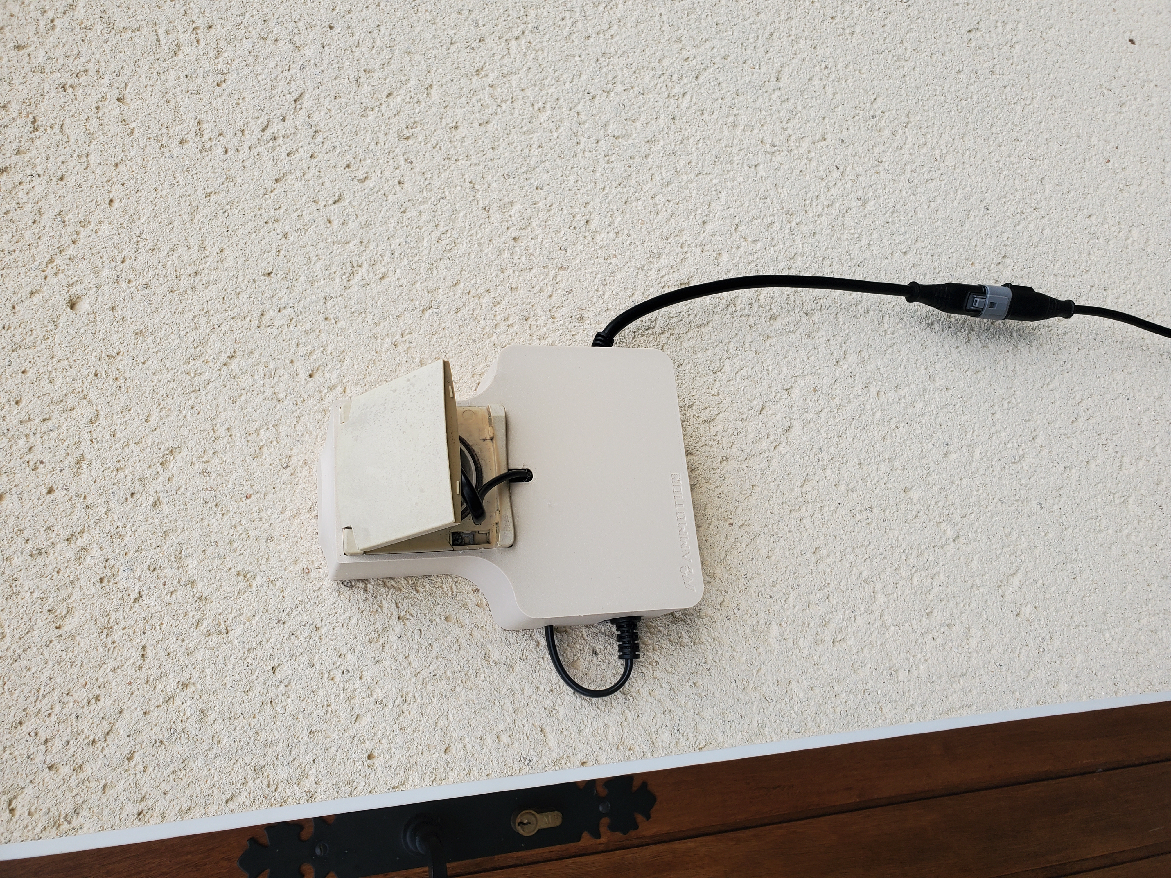 Outdoor Power Outlet Cover for Mammotion YUKA mini Charger - Protection & Aesthetics