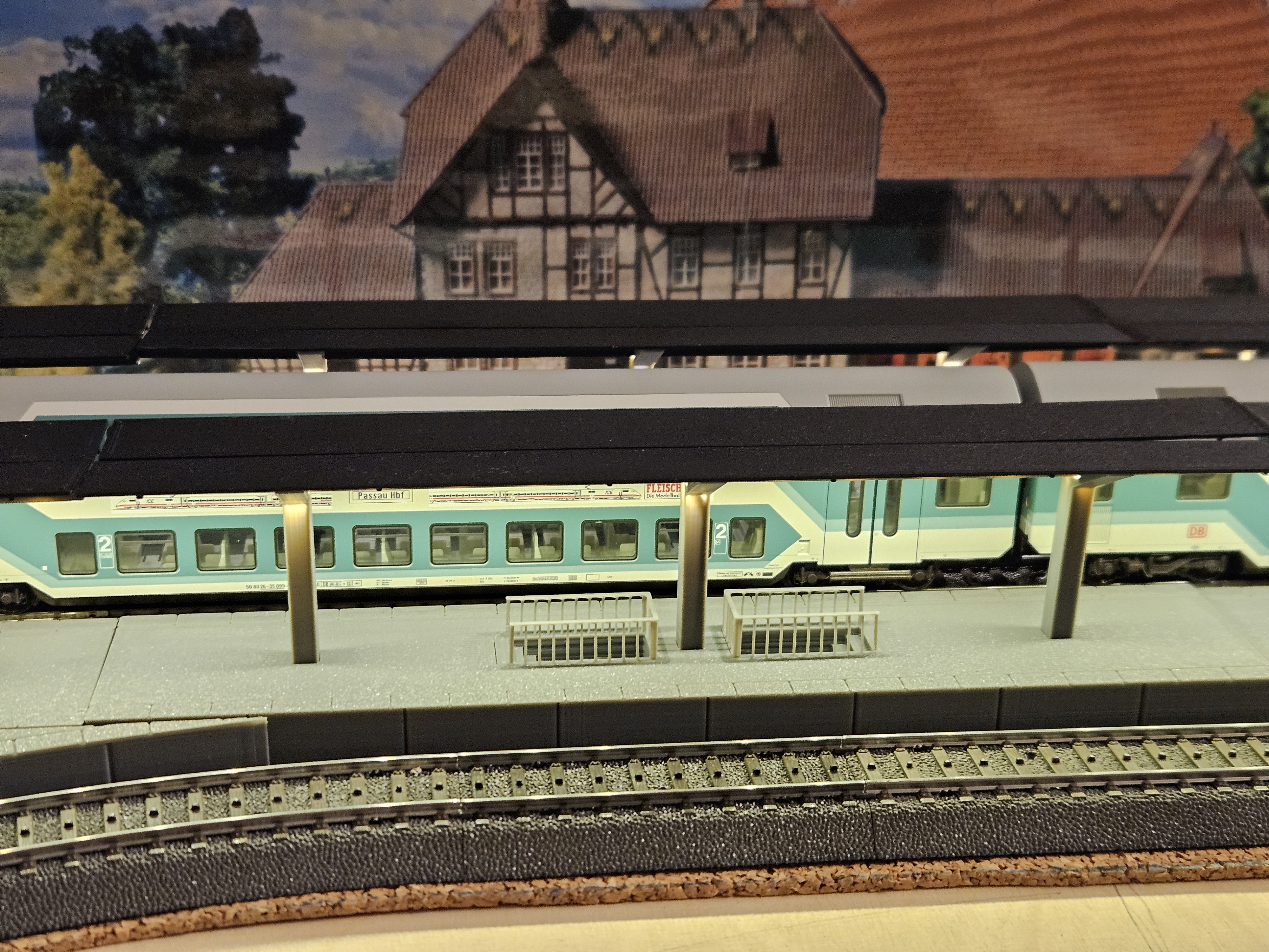 H0 Bahnsteig mit Dach und Treppe / H0 Platform with roof and stairs