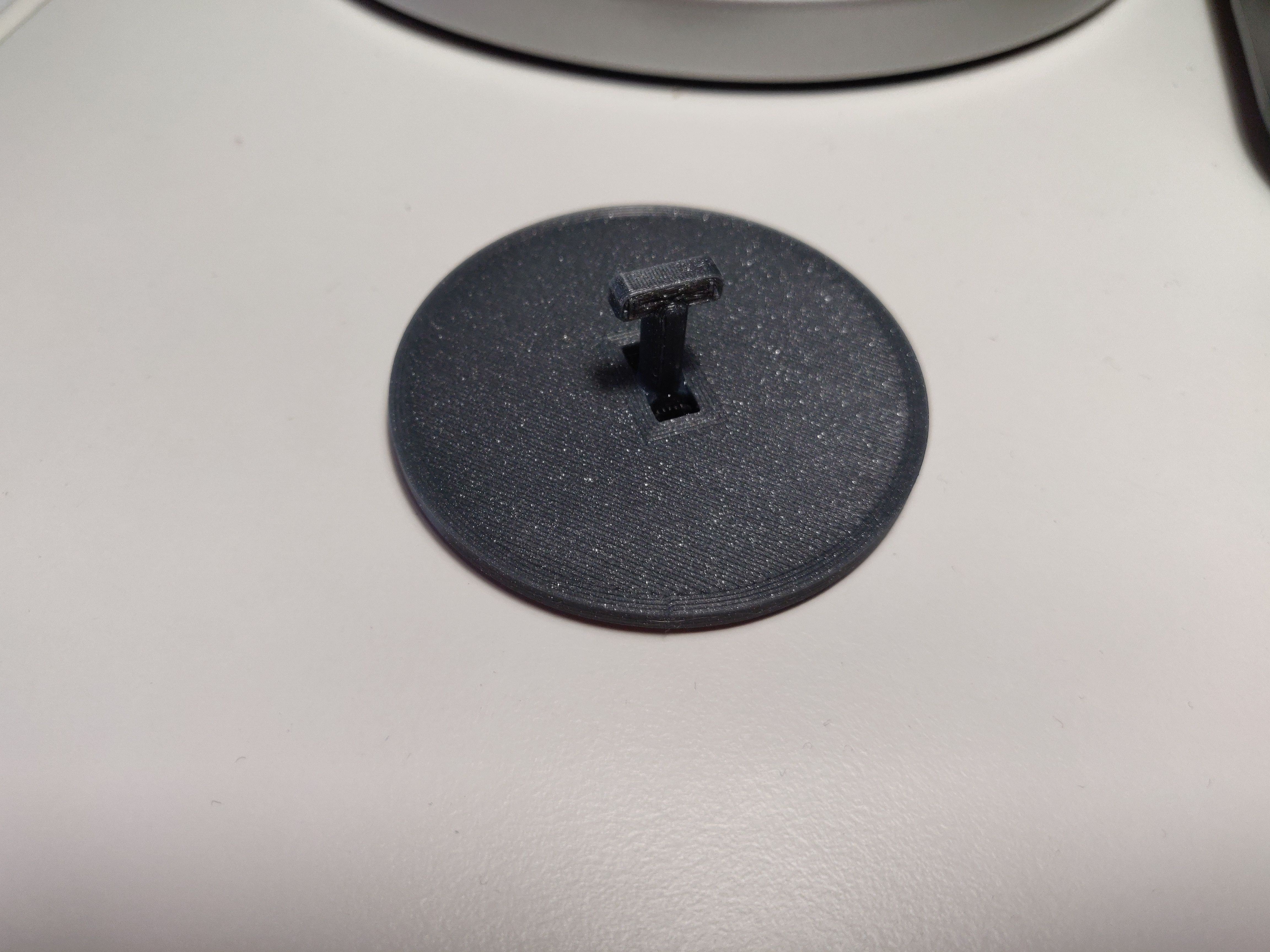 Floor mat lock for BMW