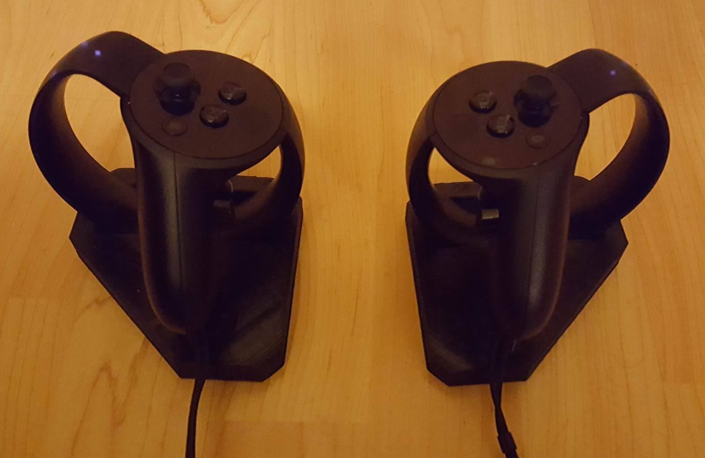 Minimalistic Oculus Touch Stand
