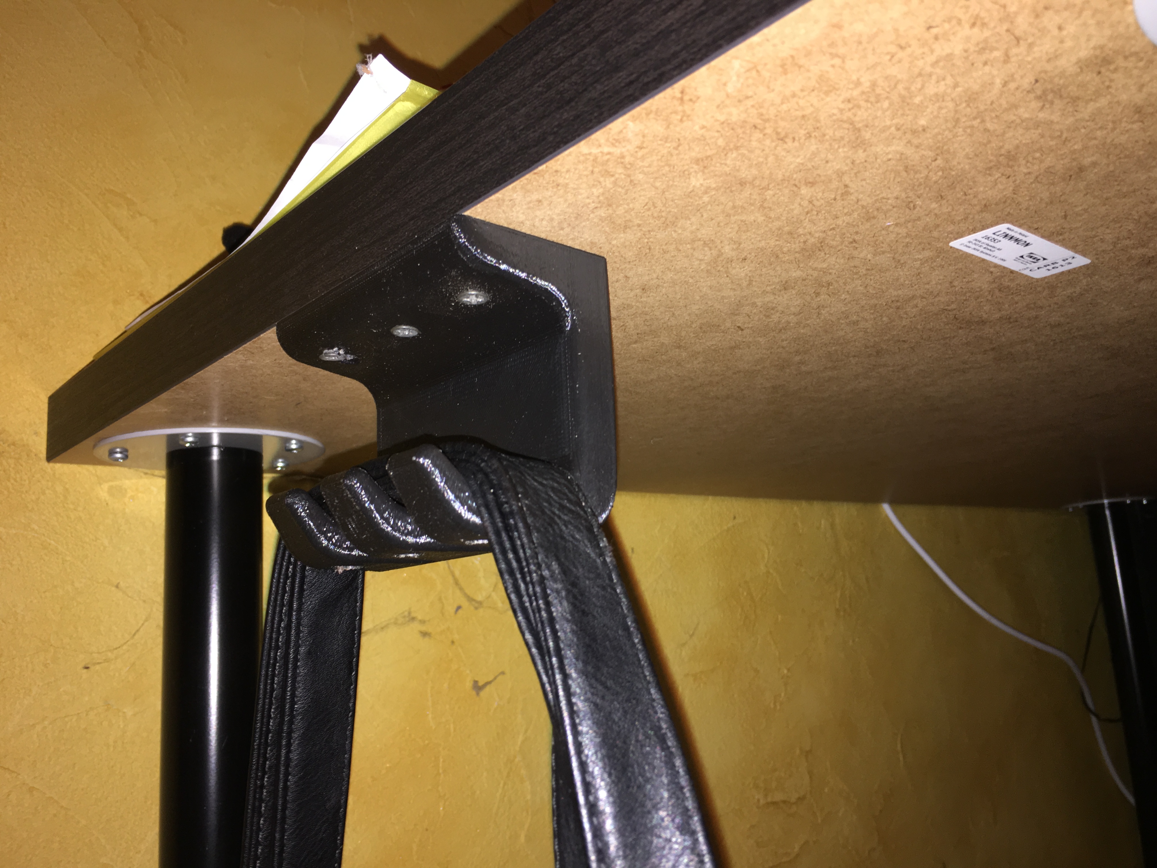 bag hook under table / crochet à sac sous table