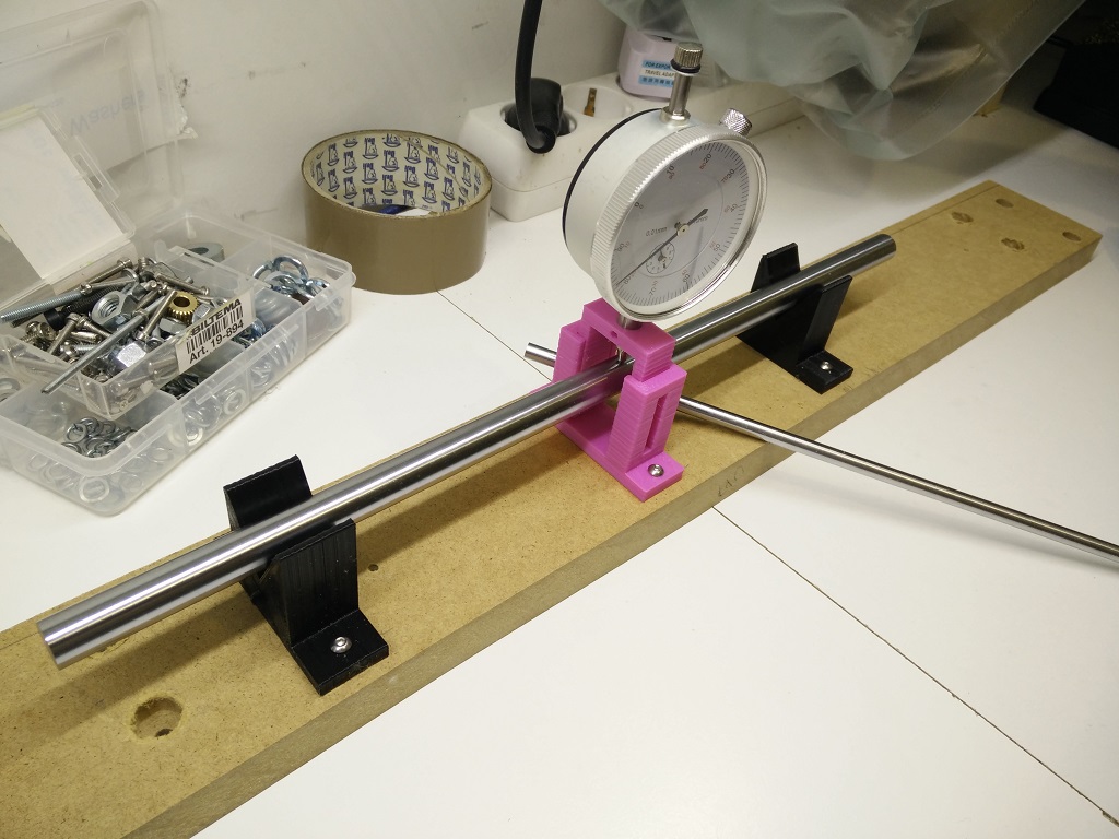 Smooth rod straightness tester
