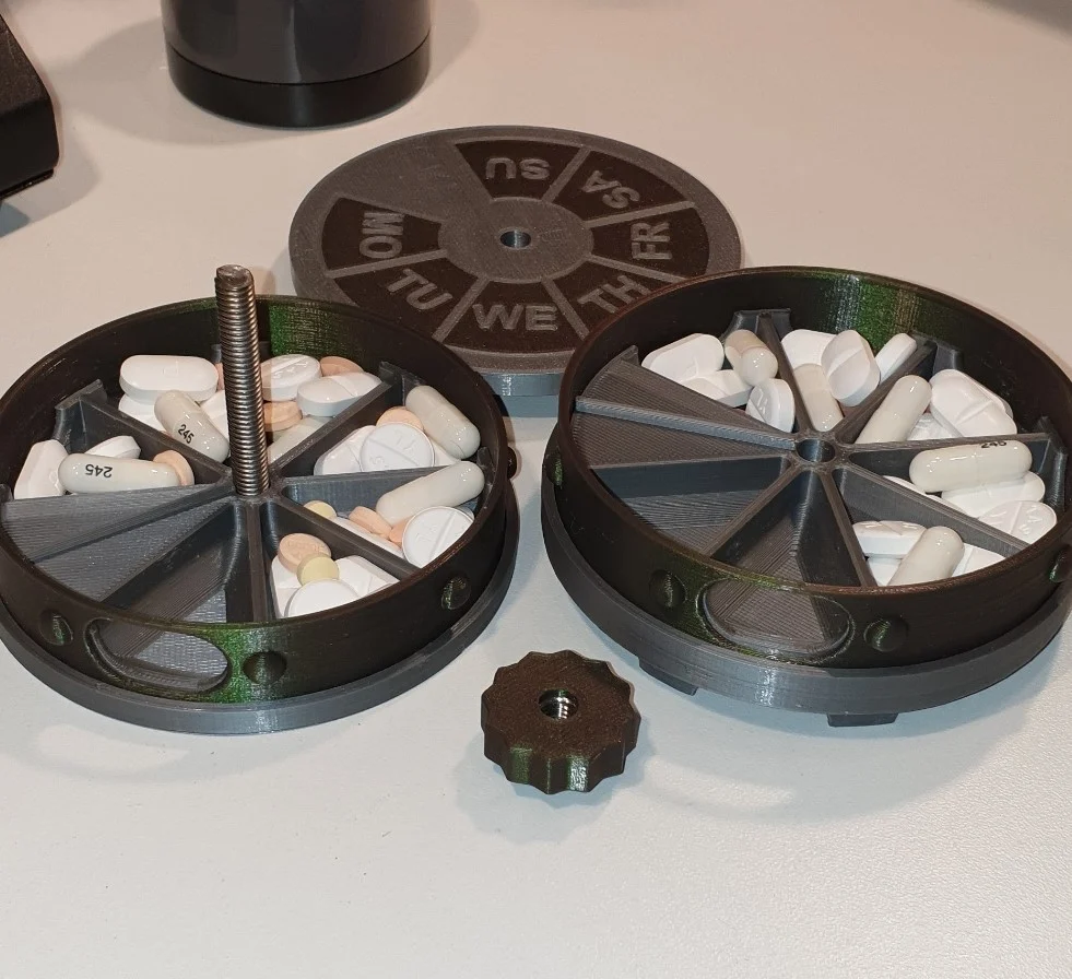 Adjustable medicine box
