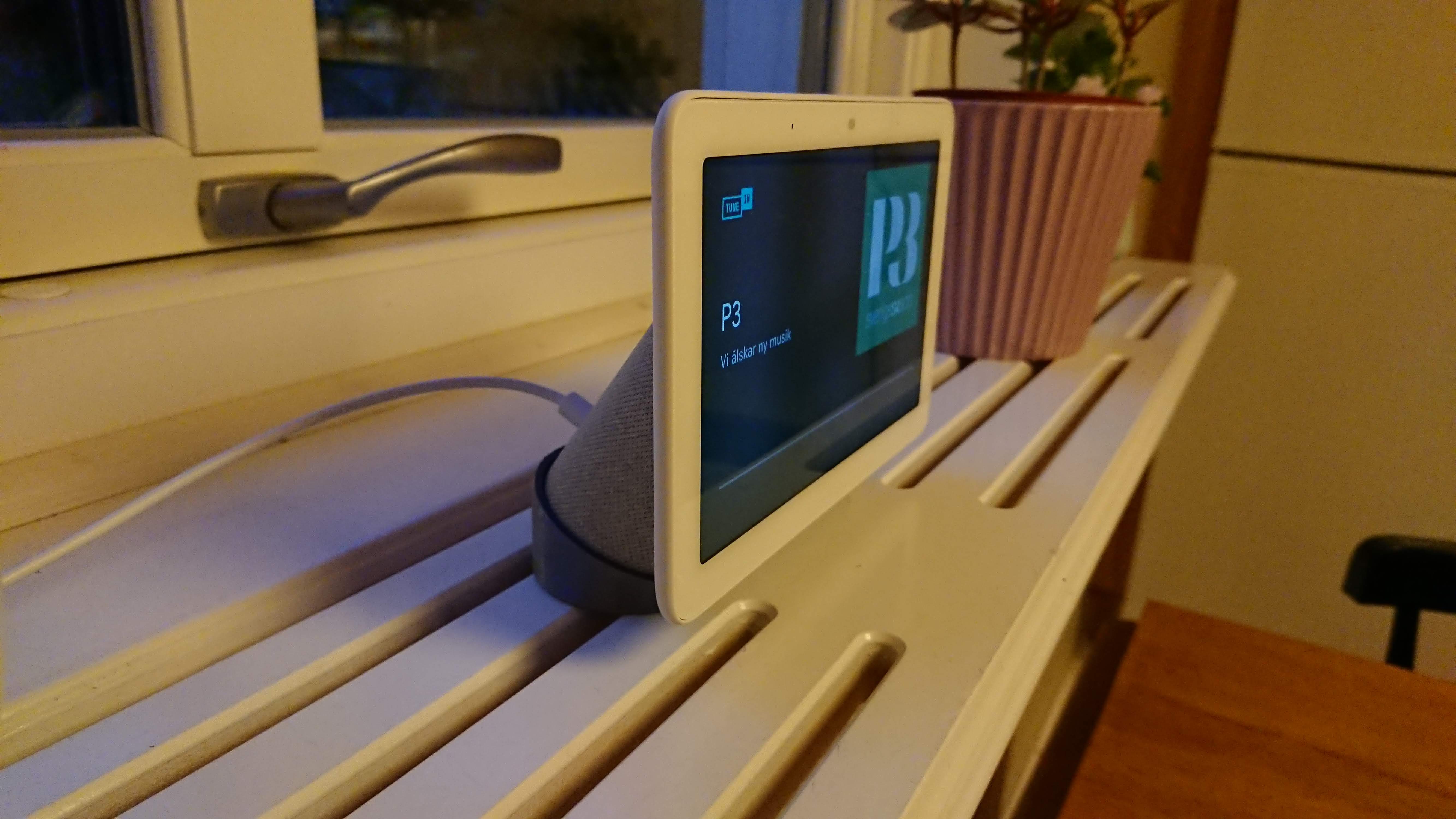 Google nest hub stand