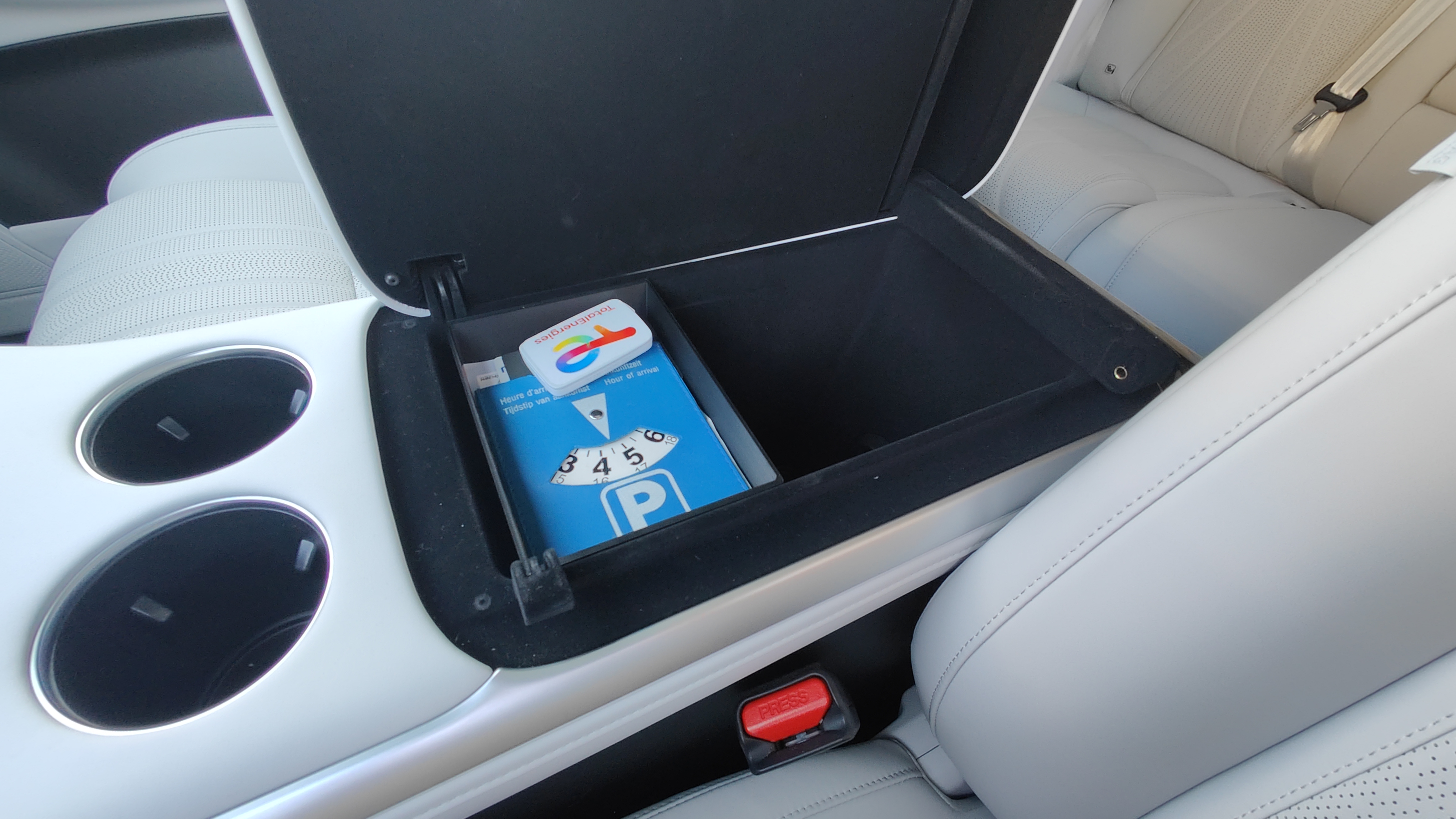 Xpeng G9 center console drawer
