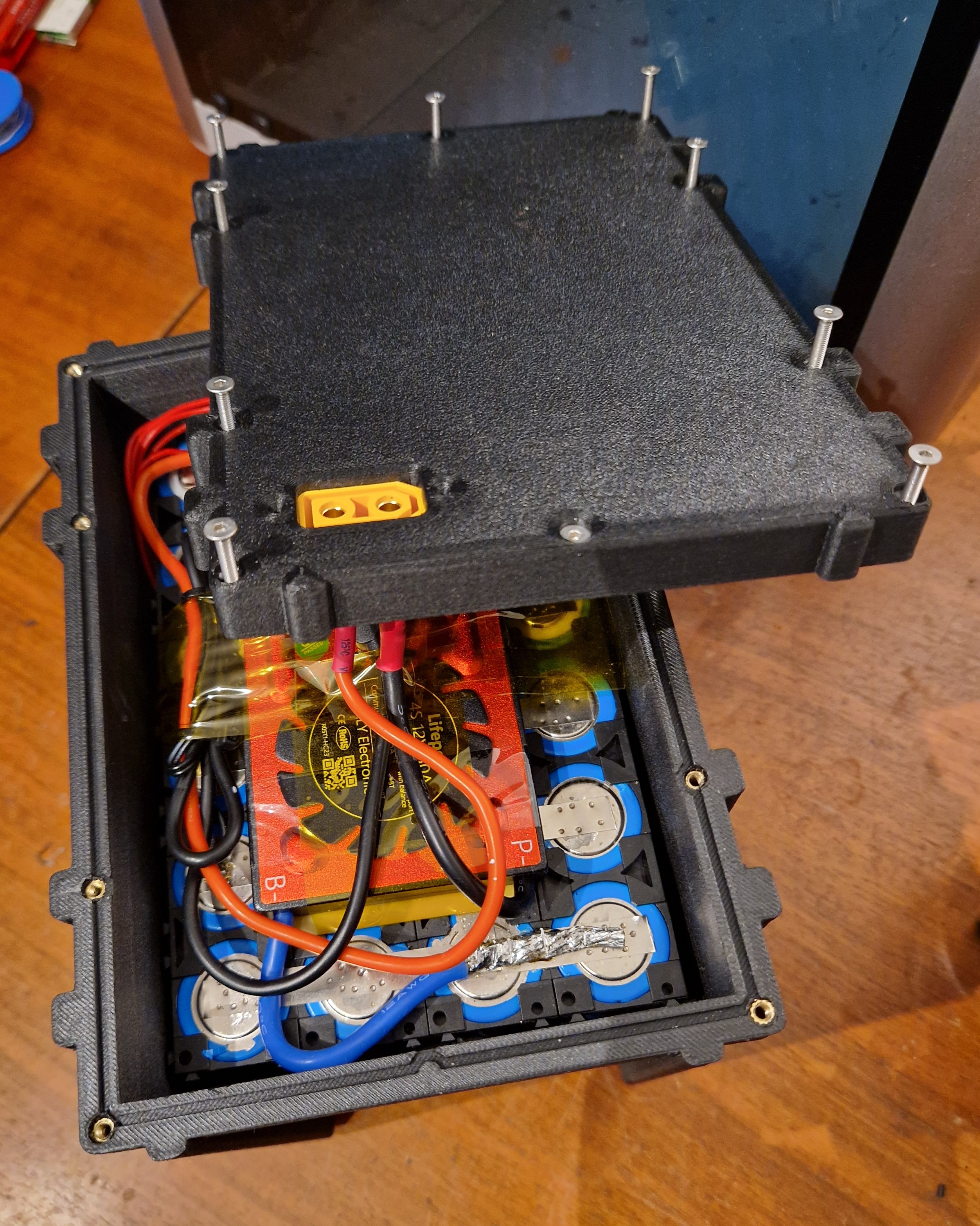 Battery Box with XT90 Connector for 26650 Batteries (4x6x2)