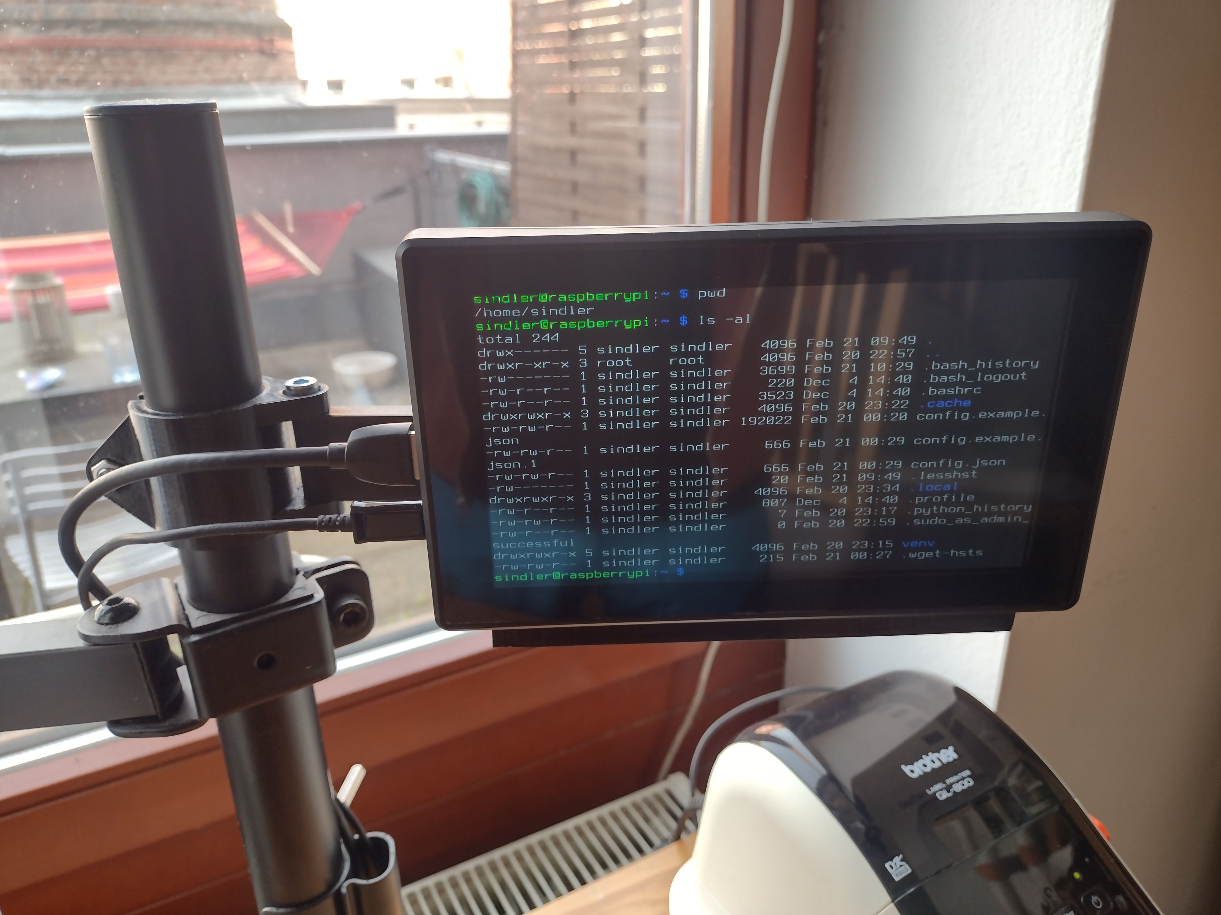 Pole-mounted monitor arm with cradle for Waveshare 7-inch display