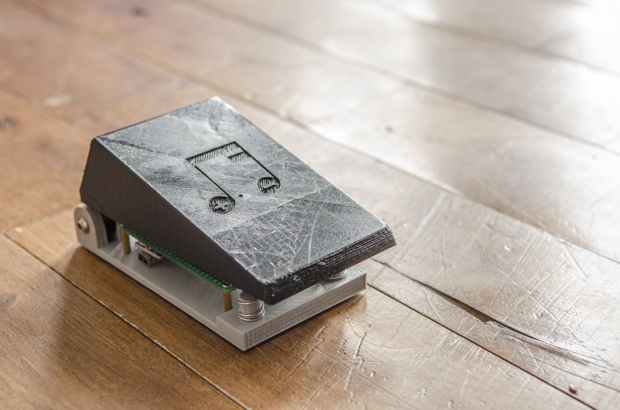 PartitionsDuino - An Arduino pedal to control PDF music sheets