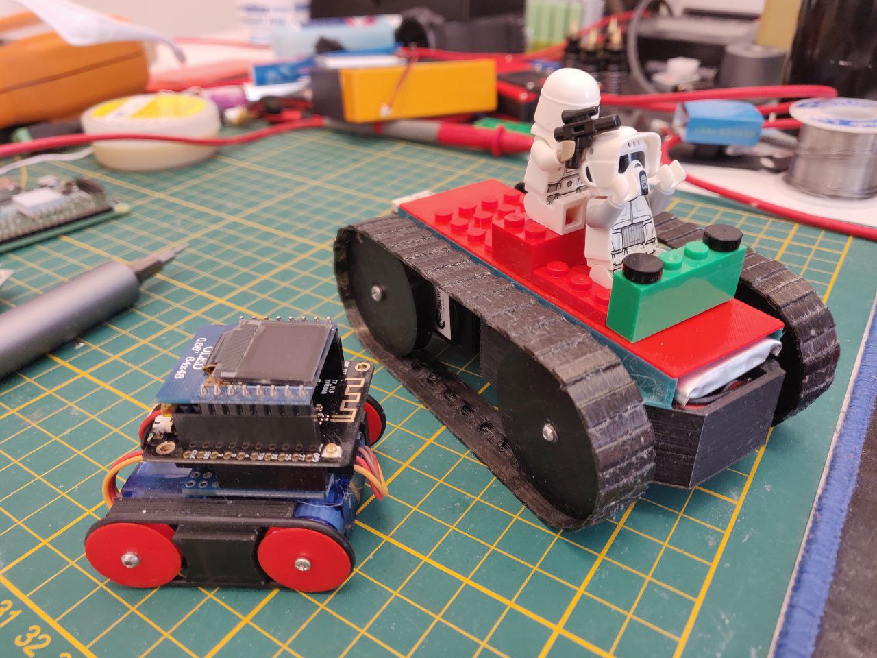 ESP32 slim Tank Robot wiht servos